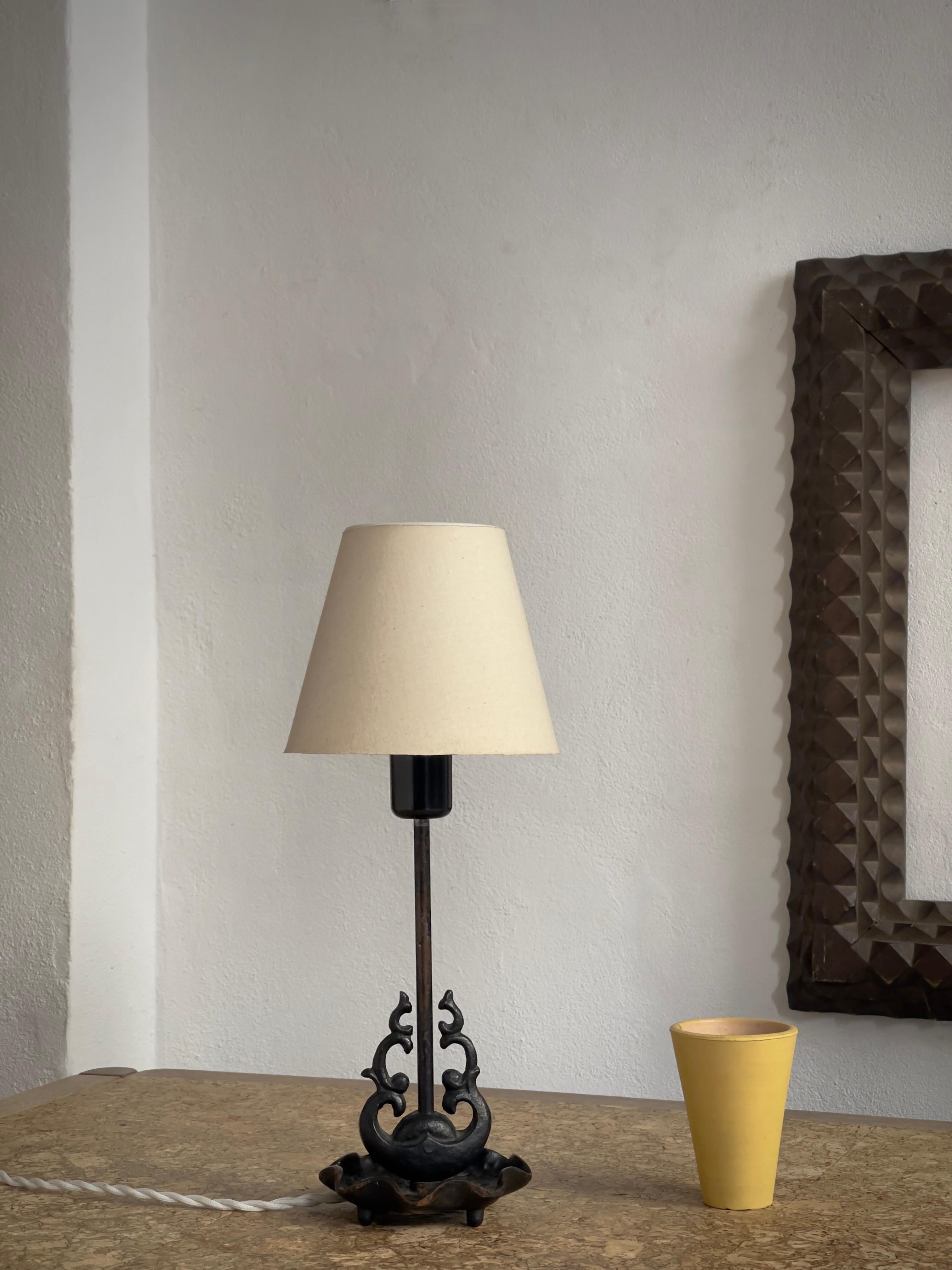 1920s french Art Nouveau table lamp in patinated black cast bronze, linen shade. For Sale 1