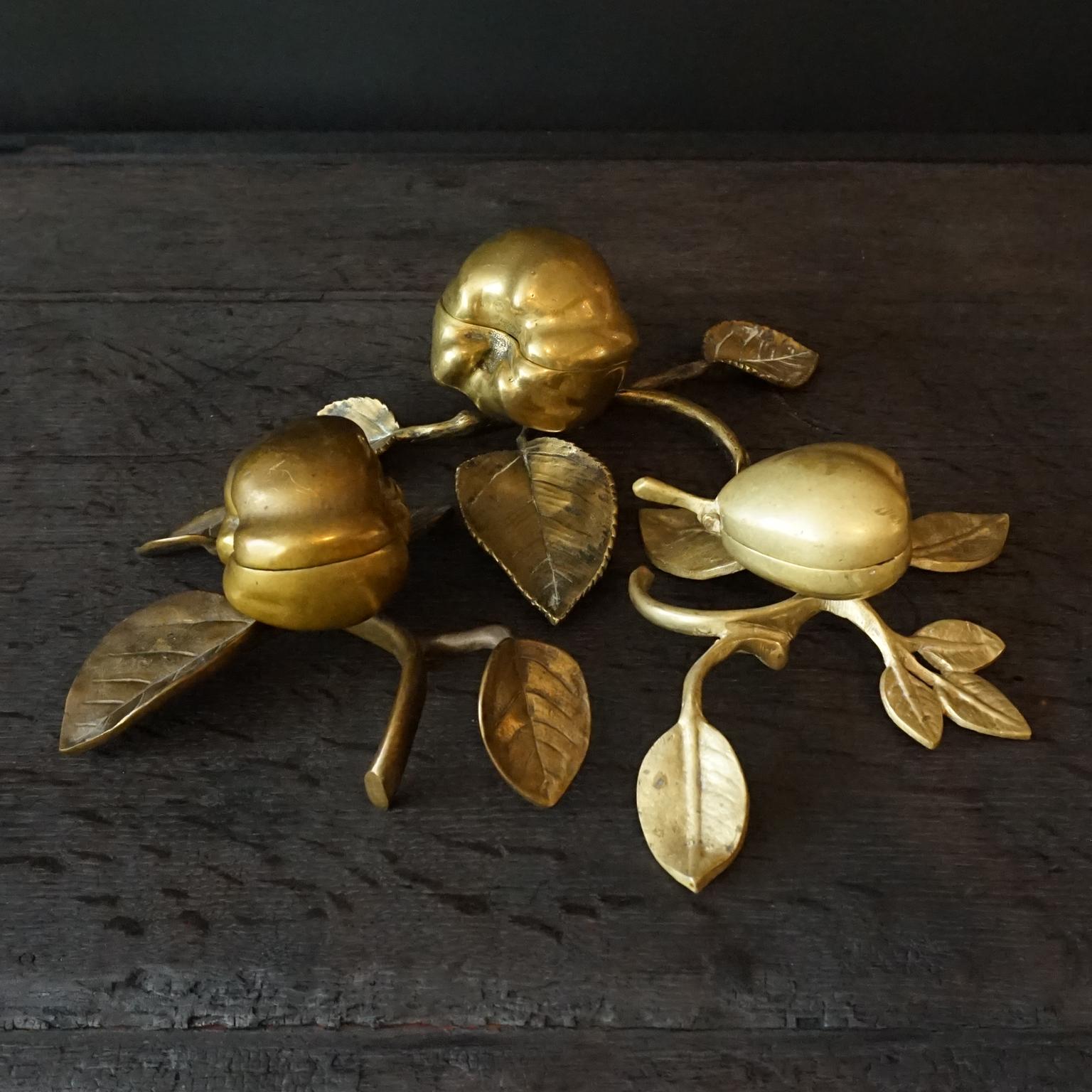 Antique hinged bronze patinated apples and a pear trinket boxes on a twig with leaves, to keep or collect your little trinkets in.
They used to be called bed-apple or bed-pear, and they were used for putting your jewellery in on your nightstand
