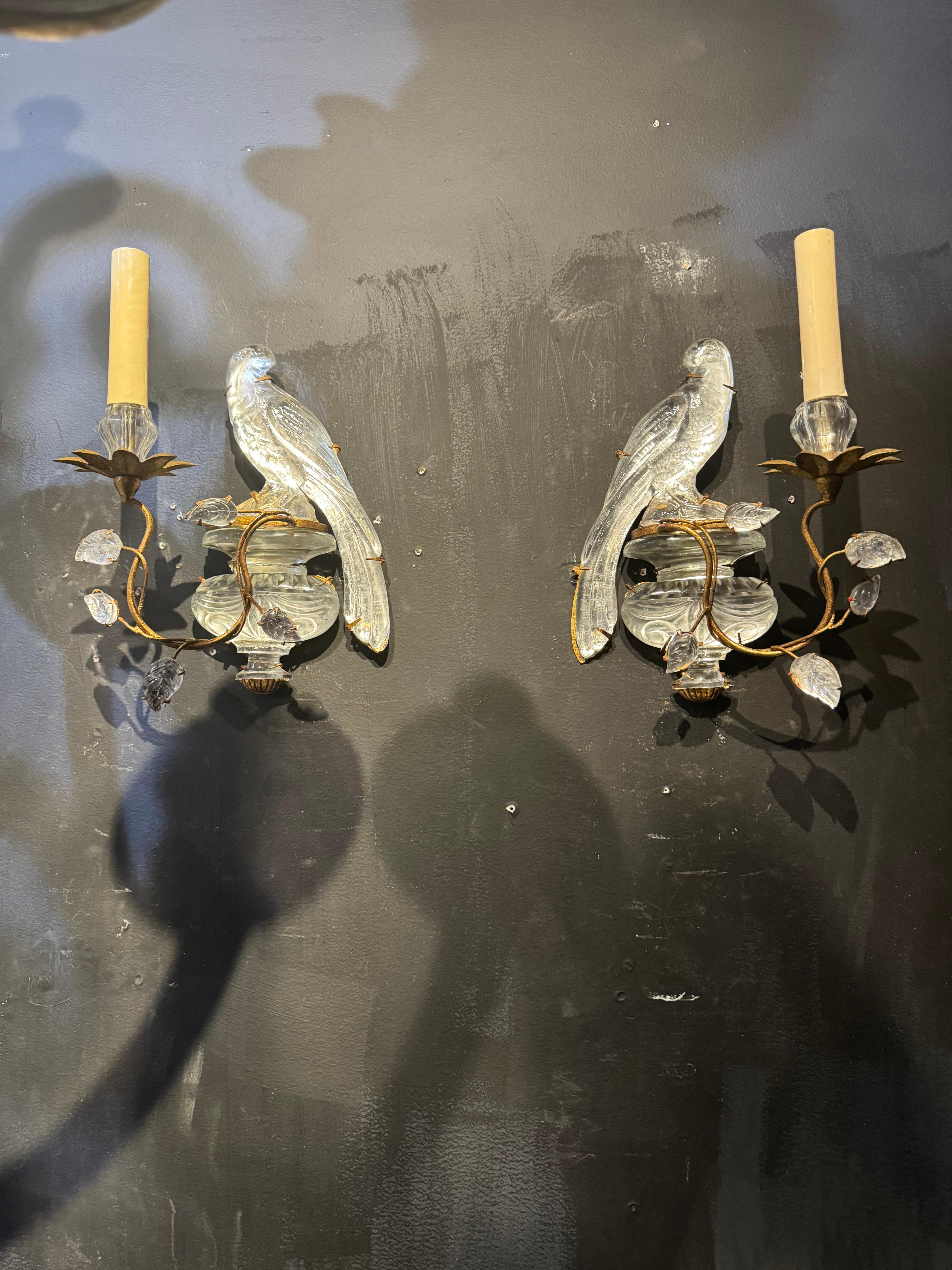 Apliques de pájaros de metal dorado y cristal Bagues franceses de la década de 1920 con 1 luz