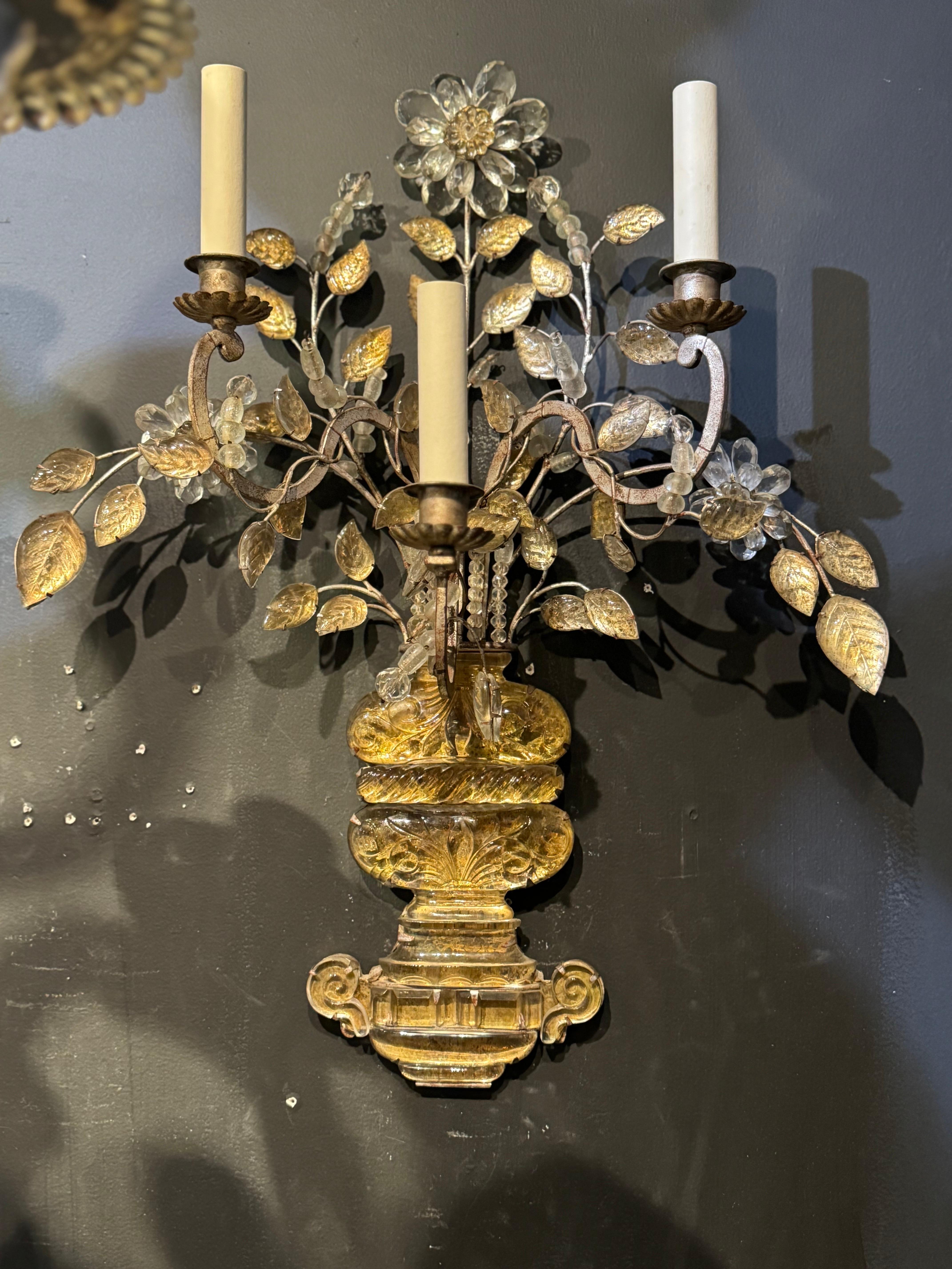 Coppia di grandi appliques Bagues francesi in metallo argentato degli anni '20 a 3 luci, con corpo e fiori in cristallo