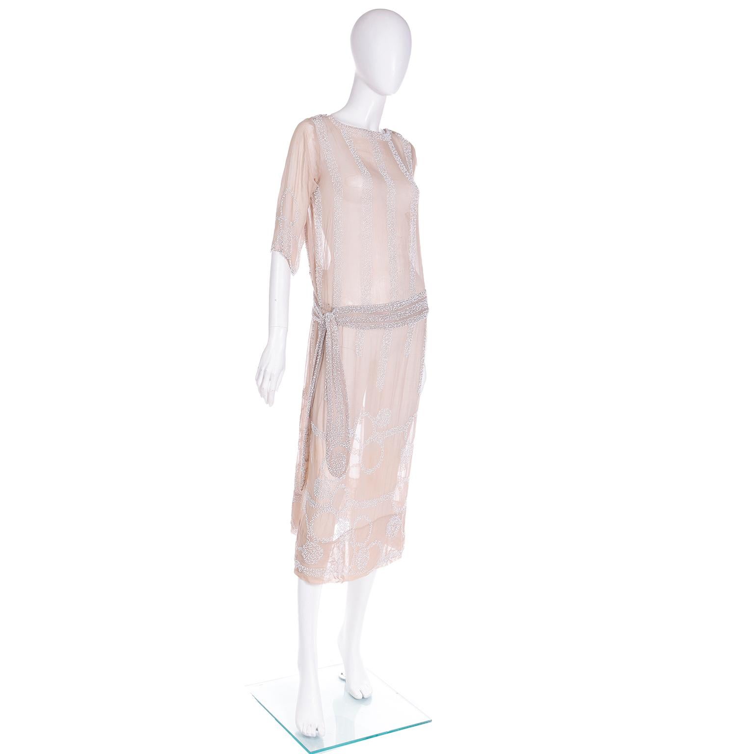 1920er Jahre Französisch Perlen Sand Nackt Seide Flapper Kleid mit angehängten Stoff Gürtel im Zustand „Gut“ im Angebot in Portland, OR