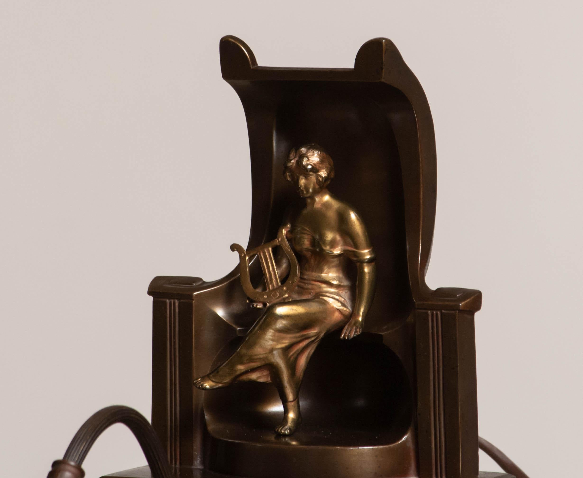 Lámpara de piano Art Decó francesa / belga de latón de los años 20 sobre base de mármol negro belga principios del siglo XX en venta