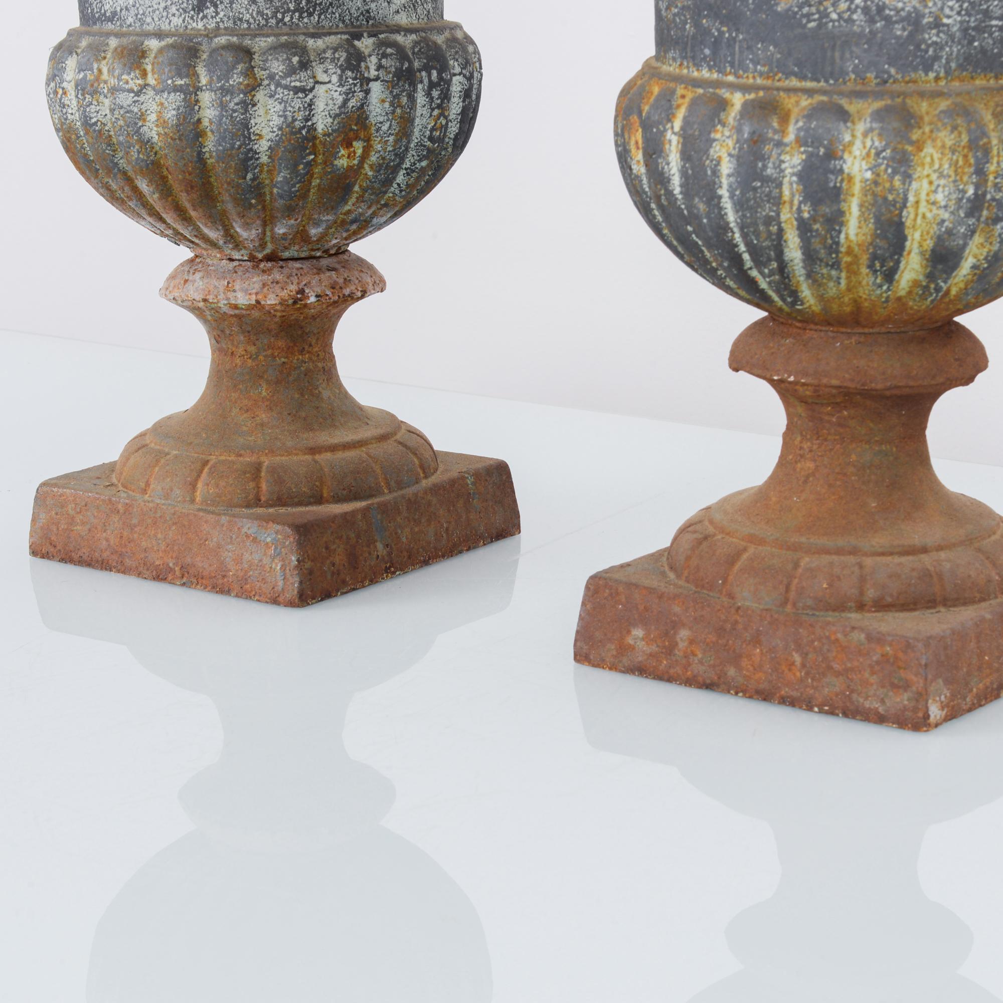 1920s French Bell-Shaped Cast Iron Planters, a Pair In Good Condition In High Point, NC