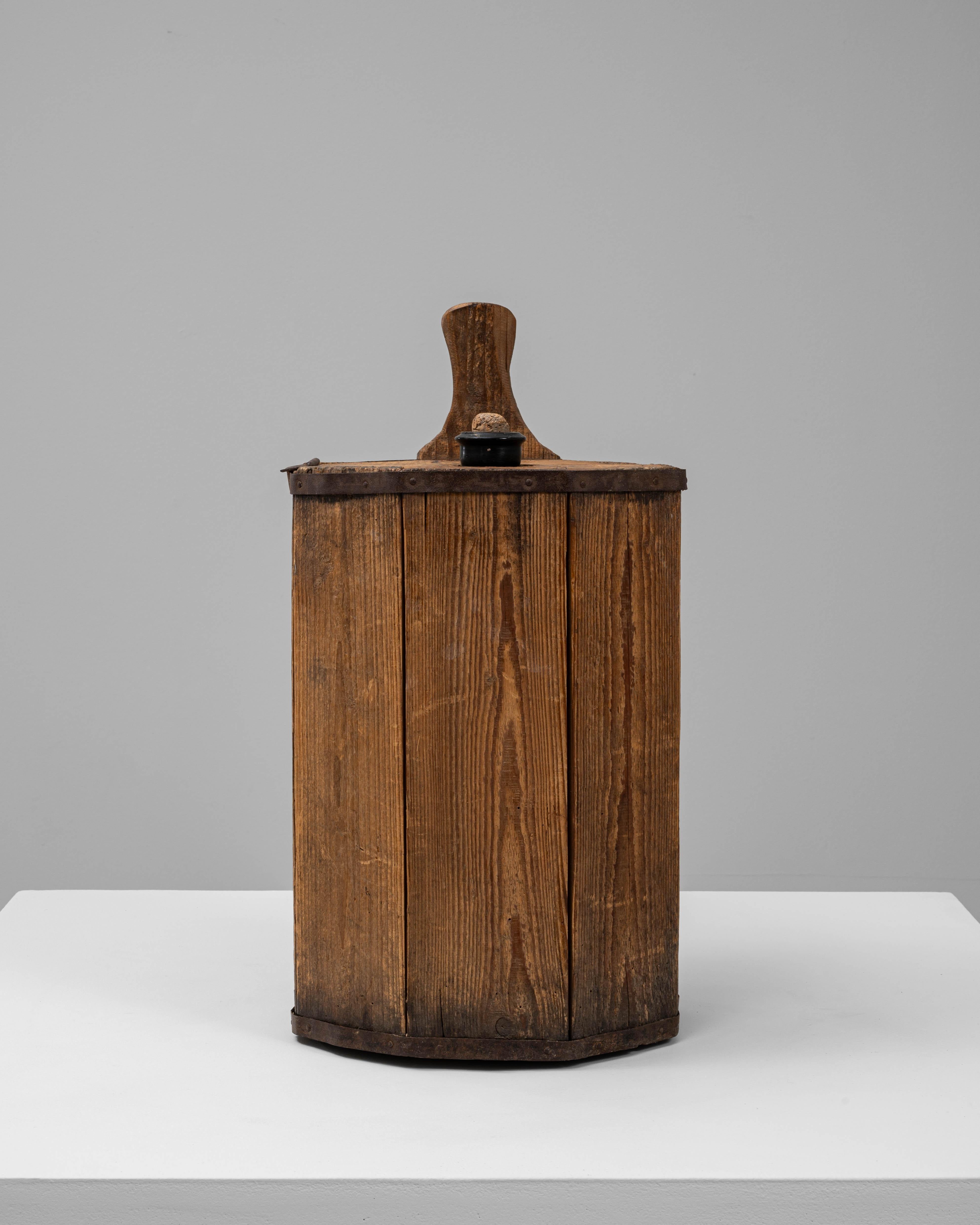 Diese französische Flasche aus den 1920er Jahren in ihrem ursprünglichen Holzgehäuse ist ein seltenes und charaktervolles Objekt, das das utilitaristische Design des frühen 20. Das achteckige Gehäuse ist aus gealtertem Holz mit sichtbarer Maserung,