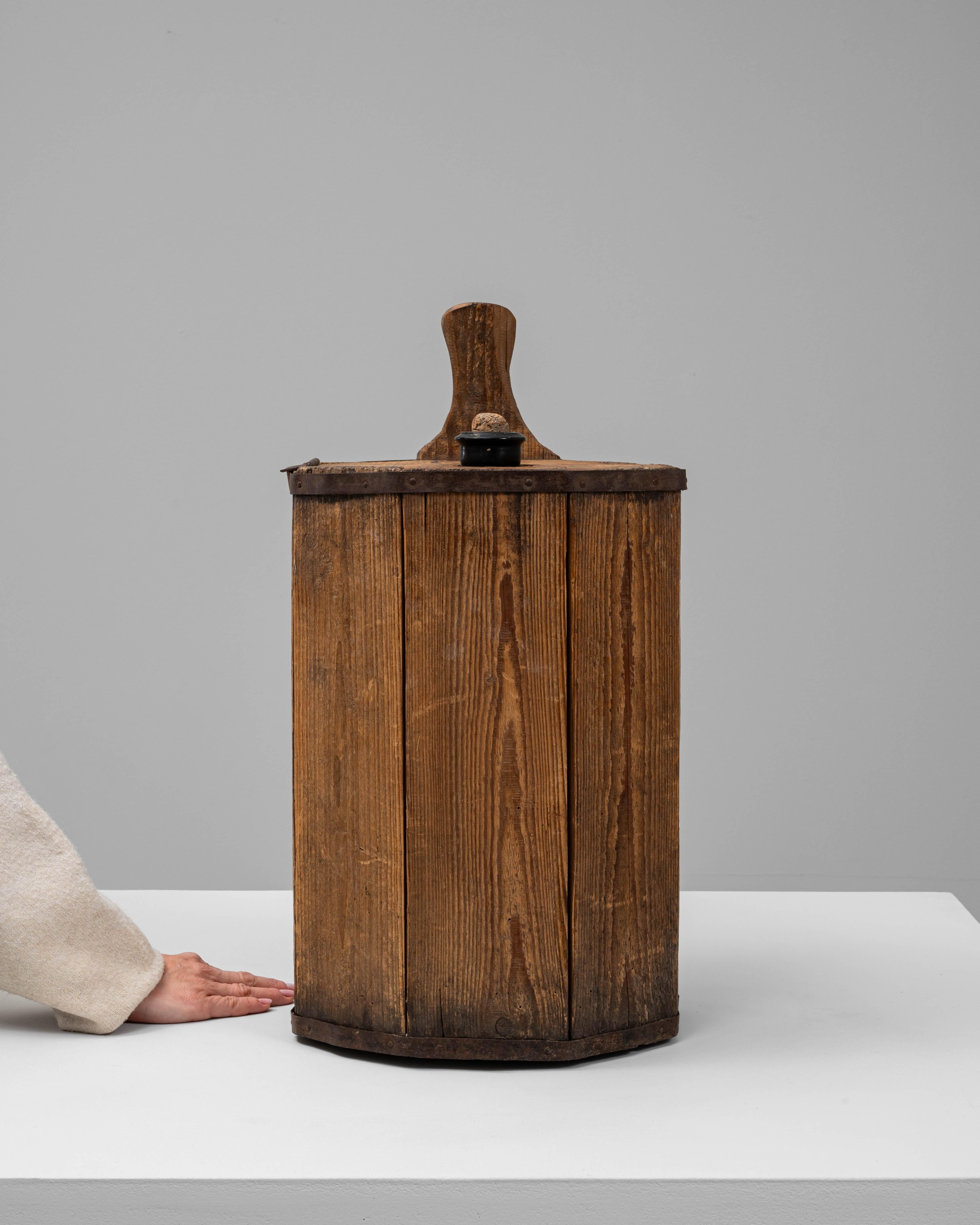 1920er Jahre Französisch Flasche in Holzkiste im Zustand „Gut“ im Angebot in High Point, NC