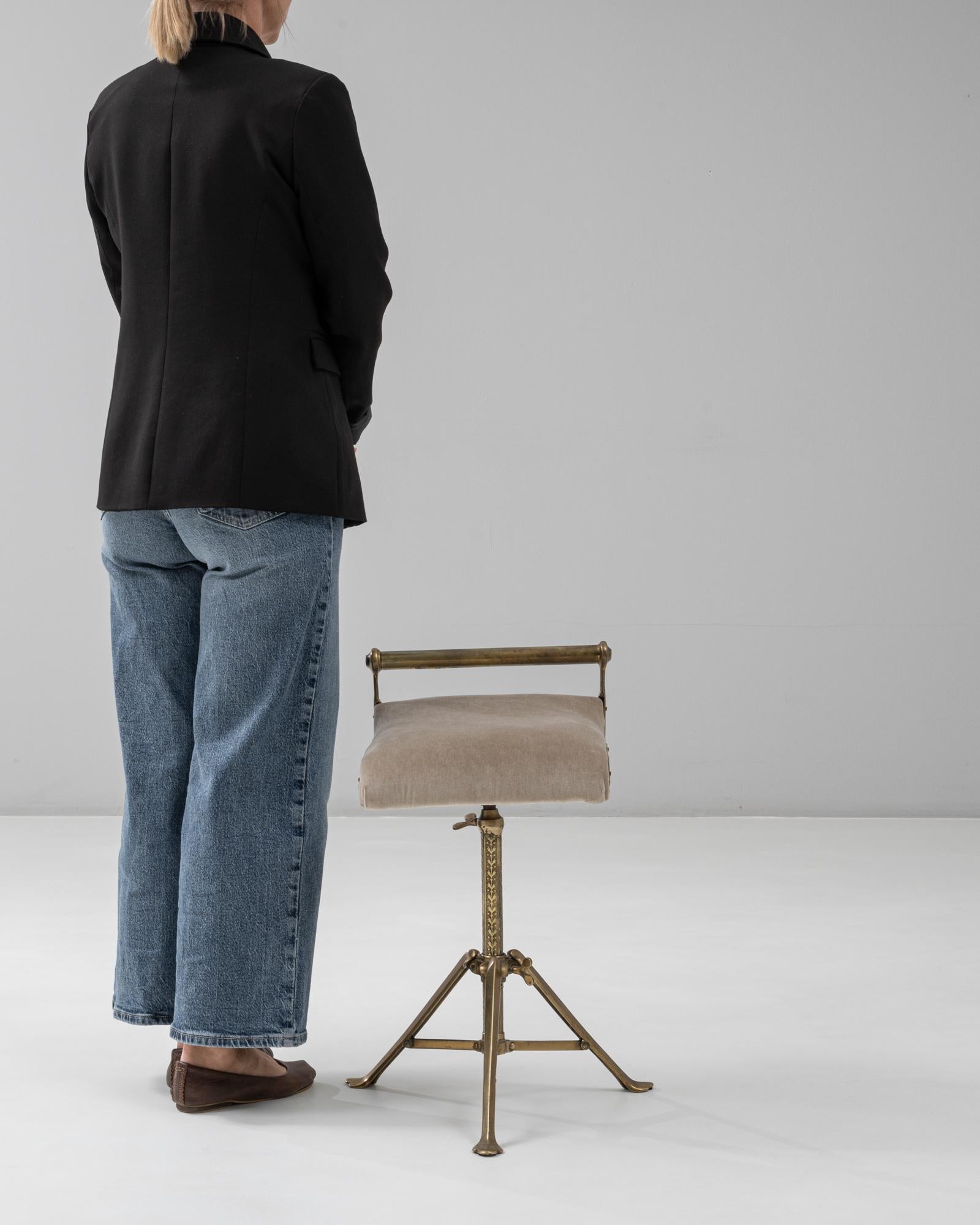 1920s French Brass Adjustable Stool With Upholstered Seat and Tripod Base Francés