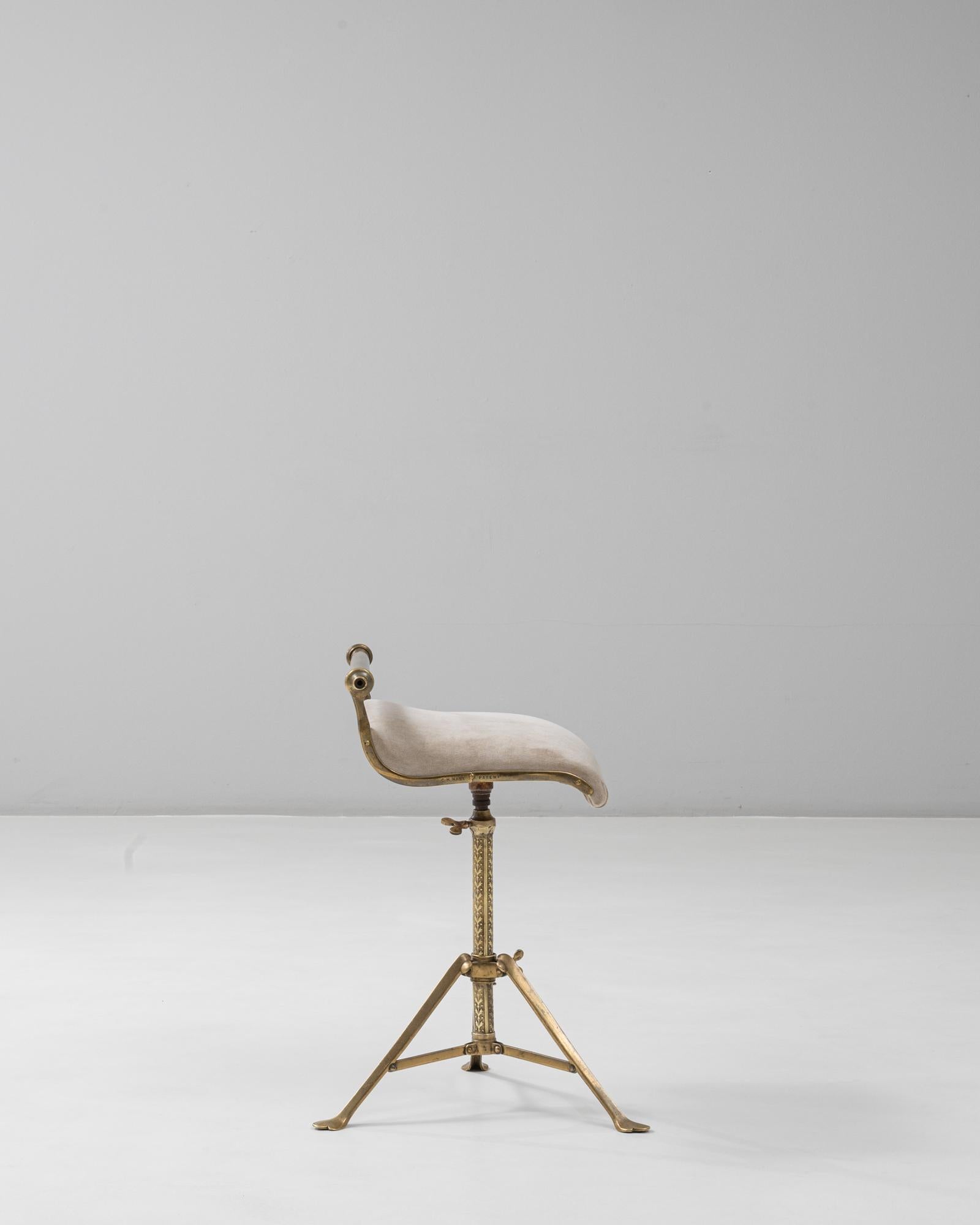 1920s French Brass Adjustable Stool With Upholstered Seat and Tripod Base en Bueno Estado en High Point, NC