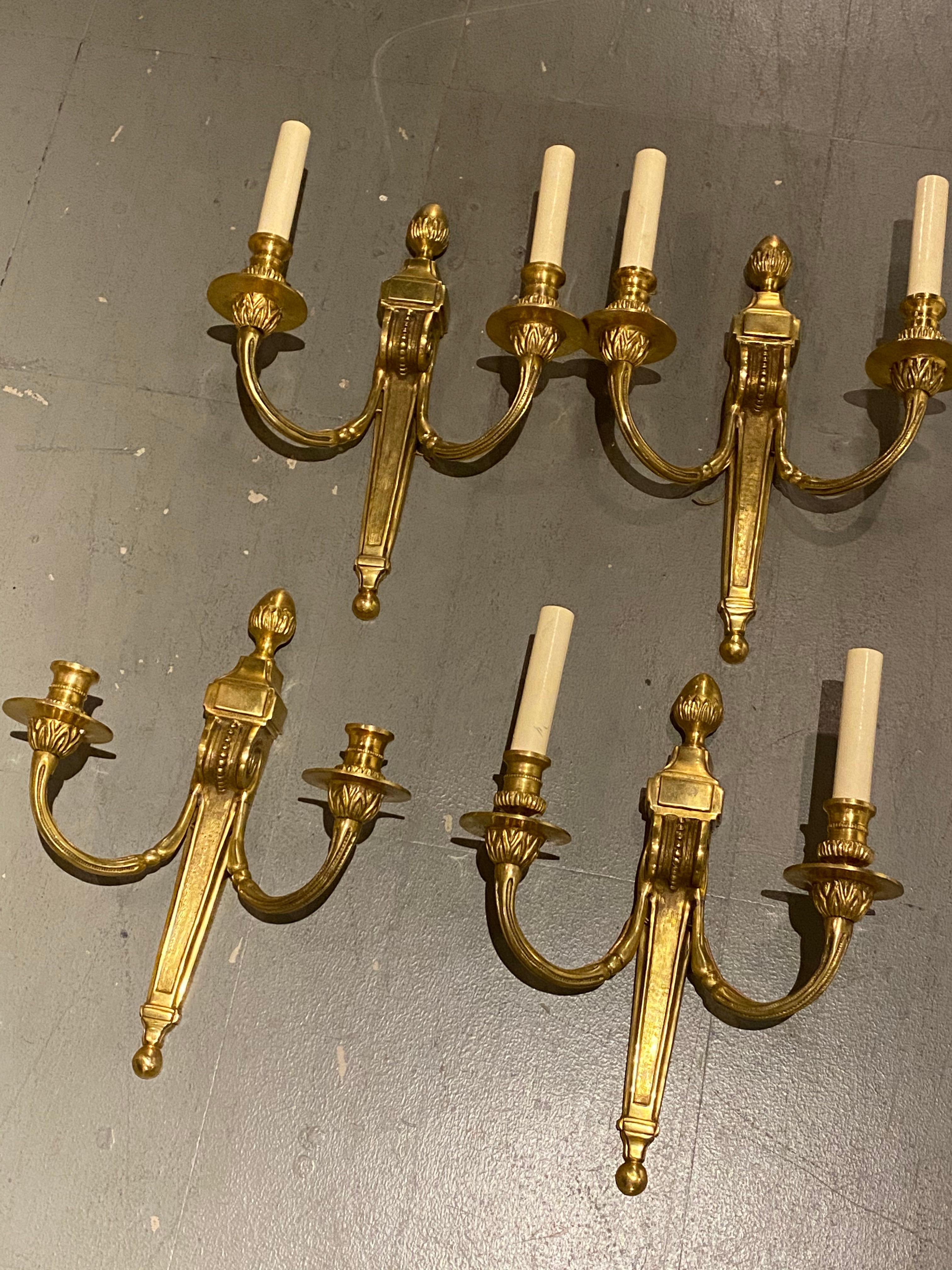 1920er Jahre Französisch Bronze Double Arm Sconces (Französische Provence) im Angebot