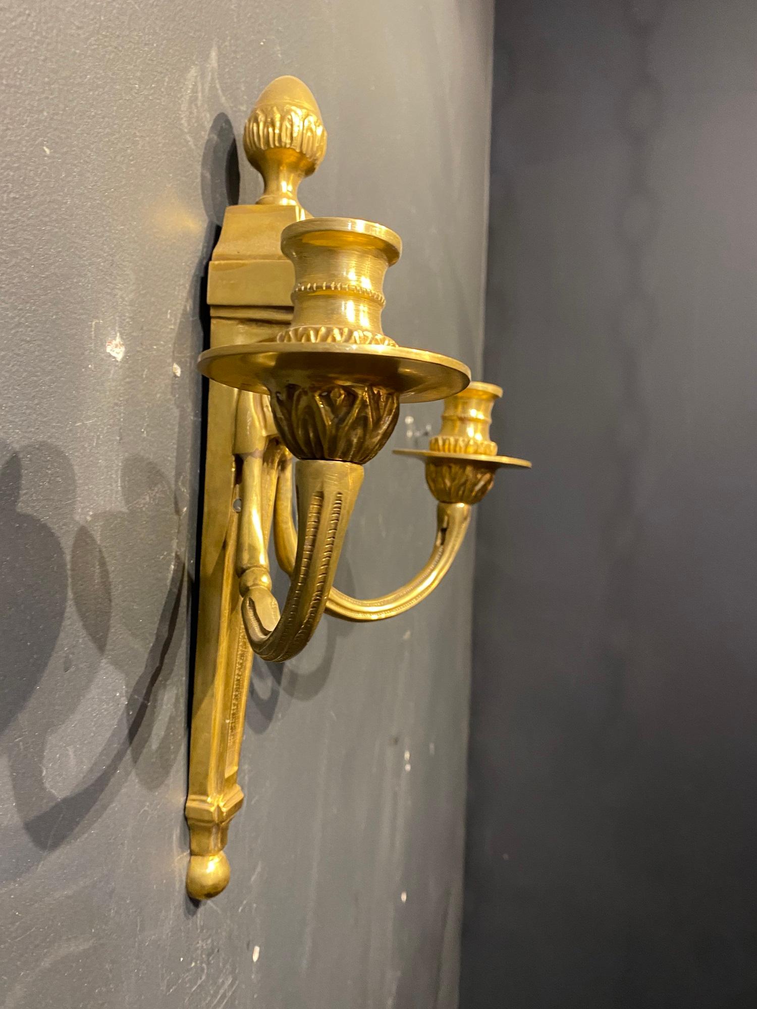 1920er Jahre Französisch Bronze Double Arm Sconces (Graviert) im Angebot