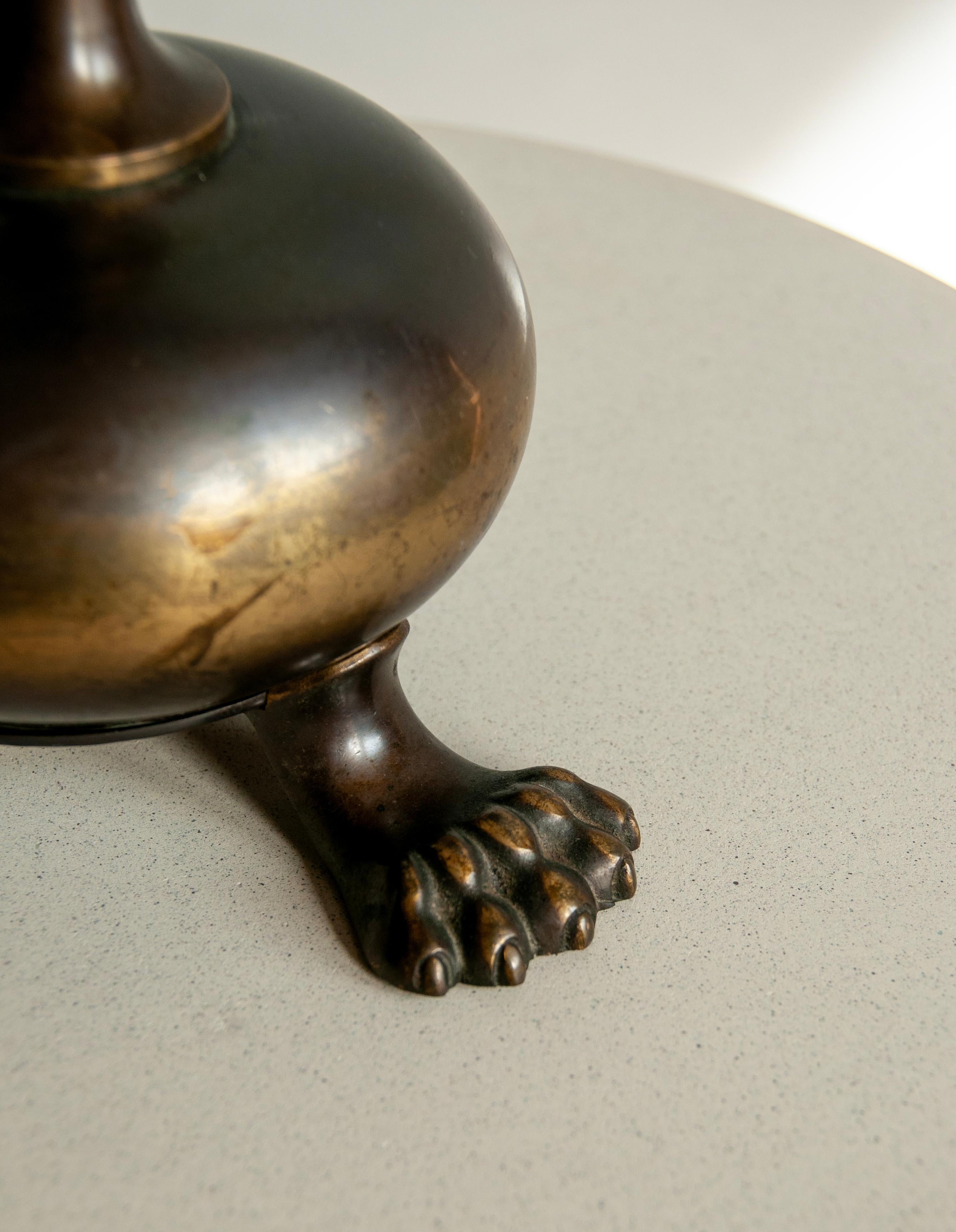 Français Lampe de table en bronze français des années 1920 avec pieds de lion en vente
