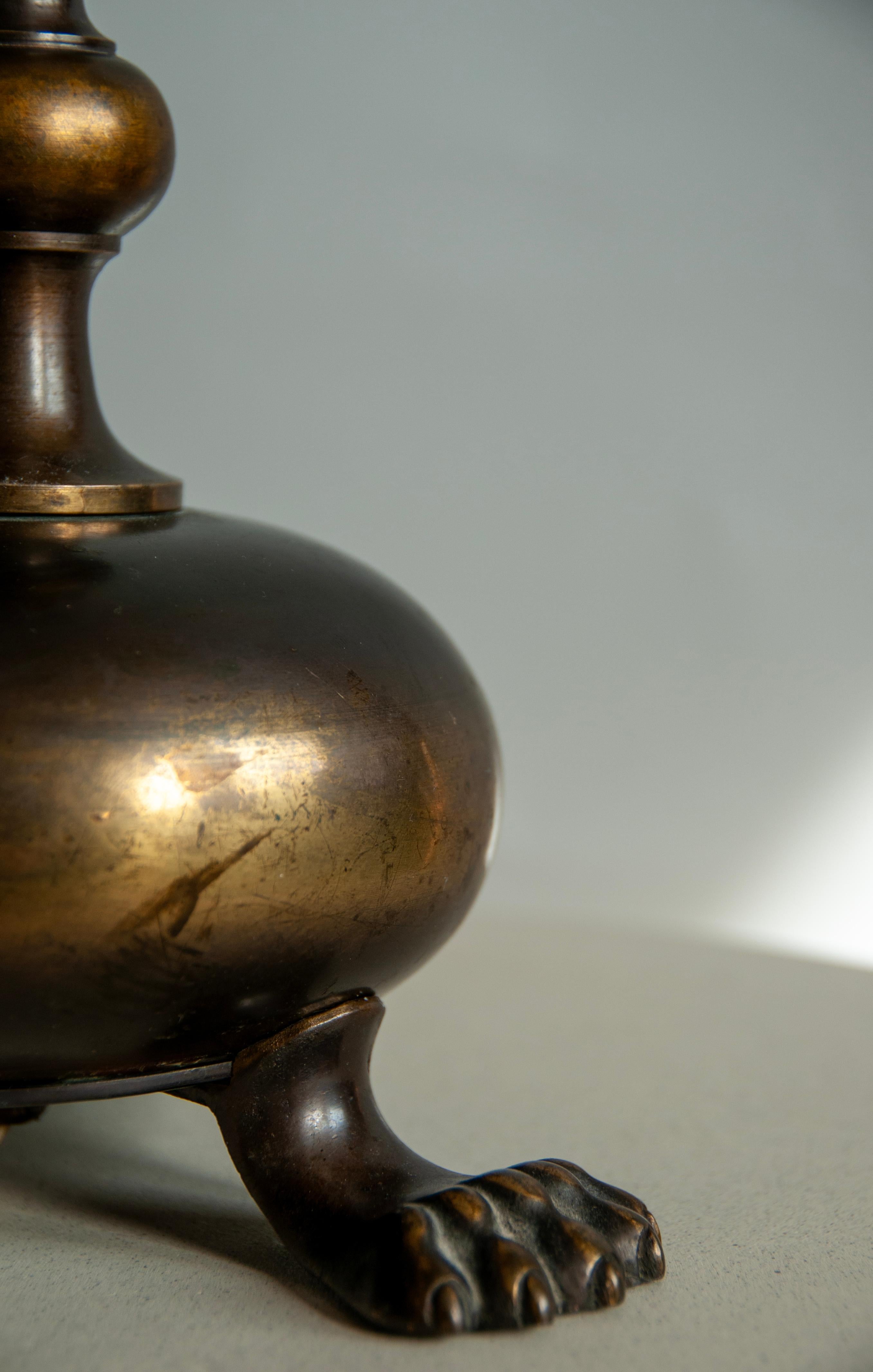 Fait main Lampe de table en bronze français des années 1920 avec pieds de lion en vente