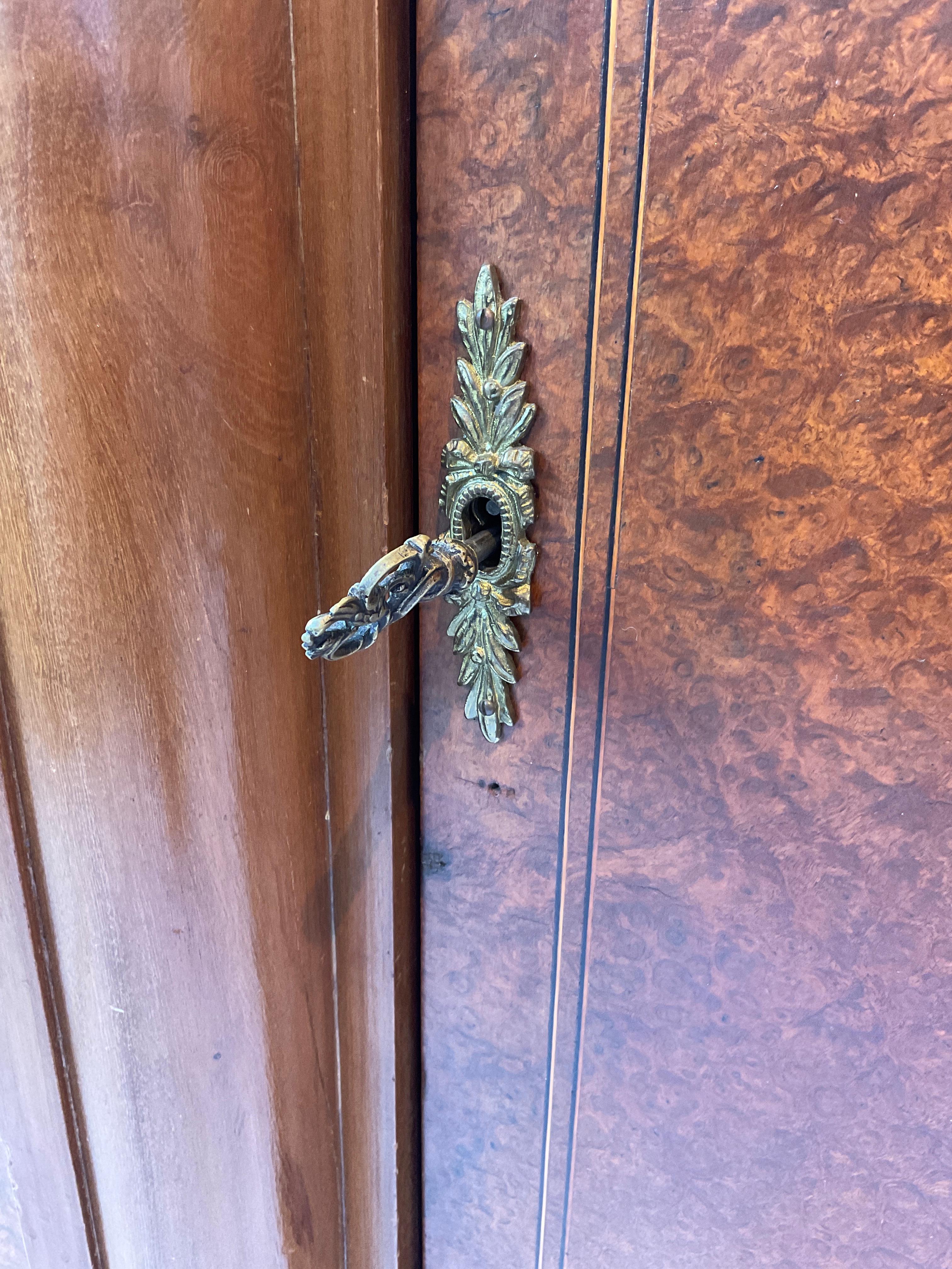 Credenza francese degli anni '20 in legno di radica con piano in marmo in vendita 5