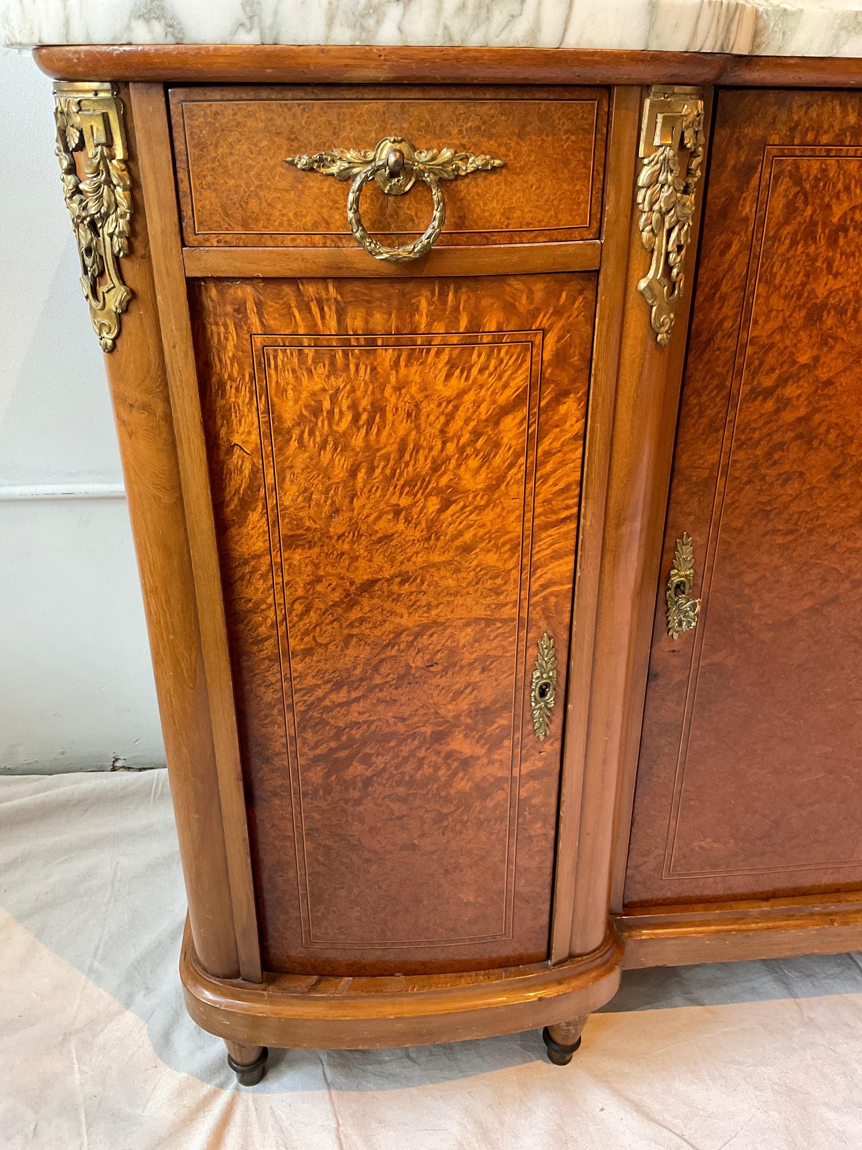 Credenza francese degli anni '20 in legno di radica con piano in marmo in vendita 7