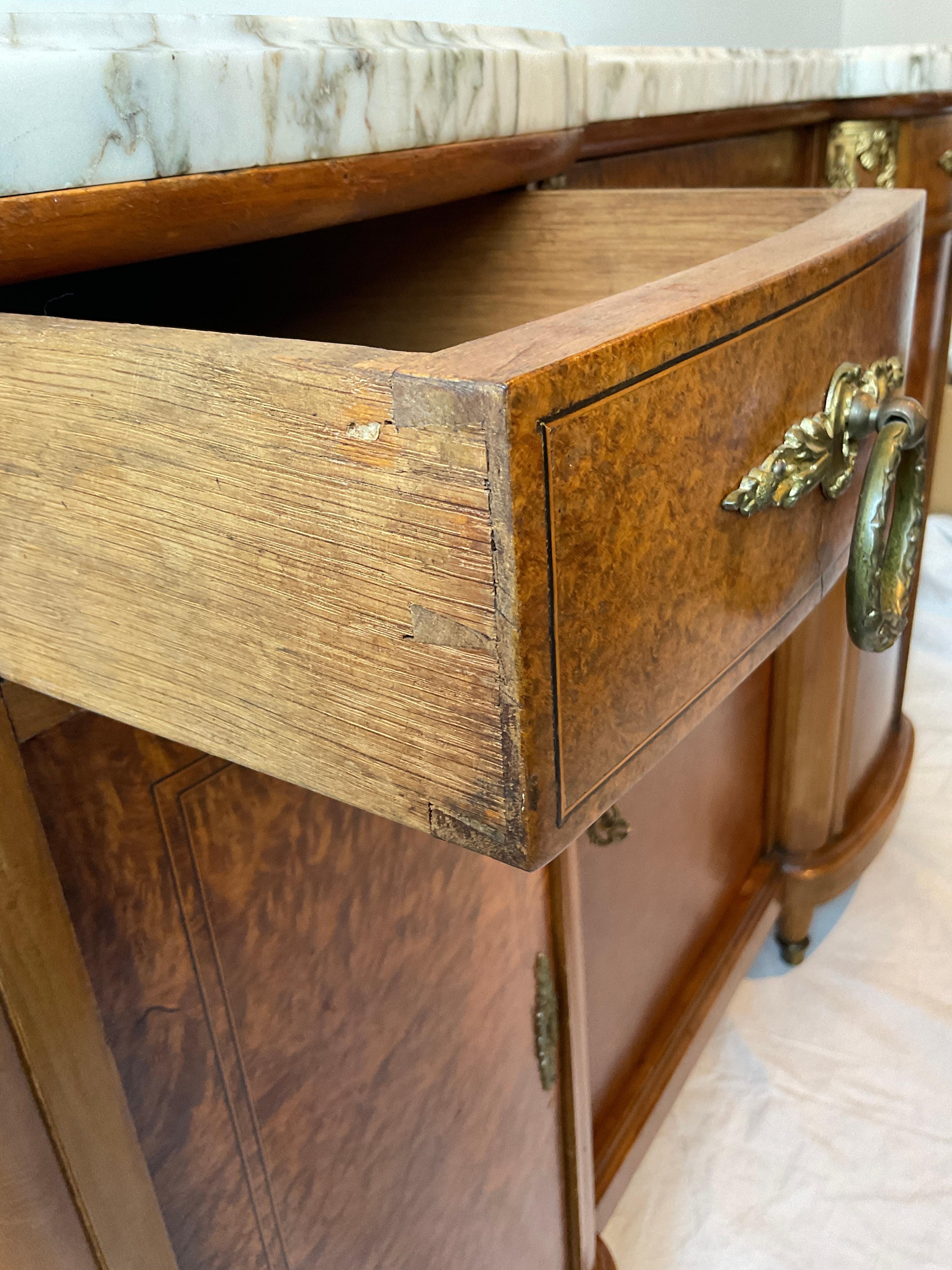 Credenza francese degli anni '20 in legno di radica con piano in marmo in vendita 8