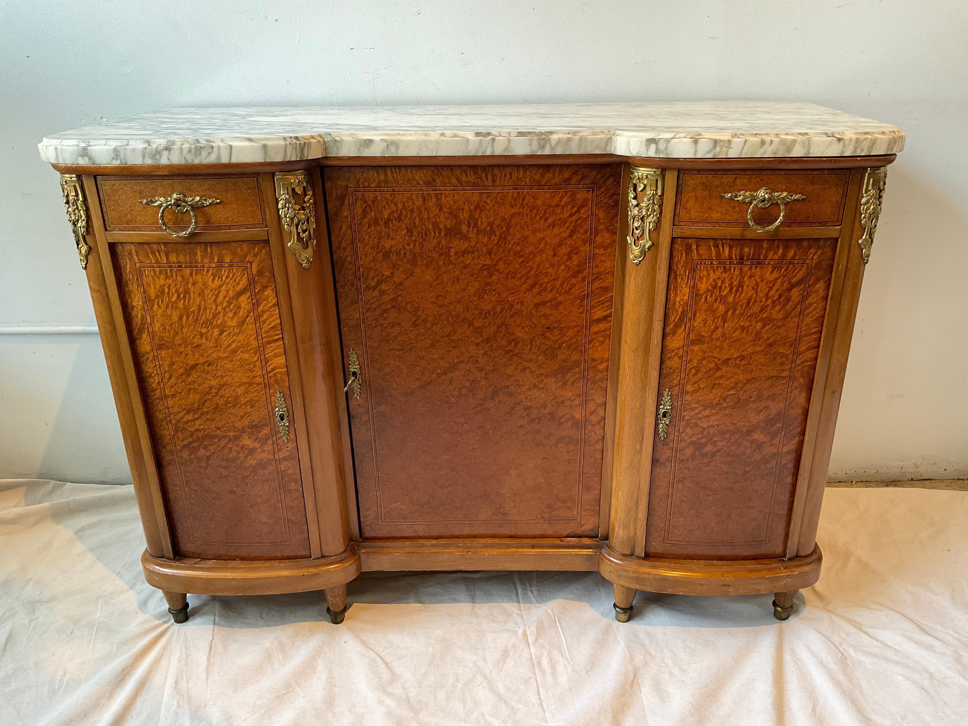 Server francese degli anni '20 in legno di radica intarsiato, montature in bronzo, piano in marmo spesso.