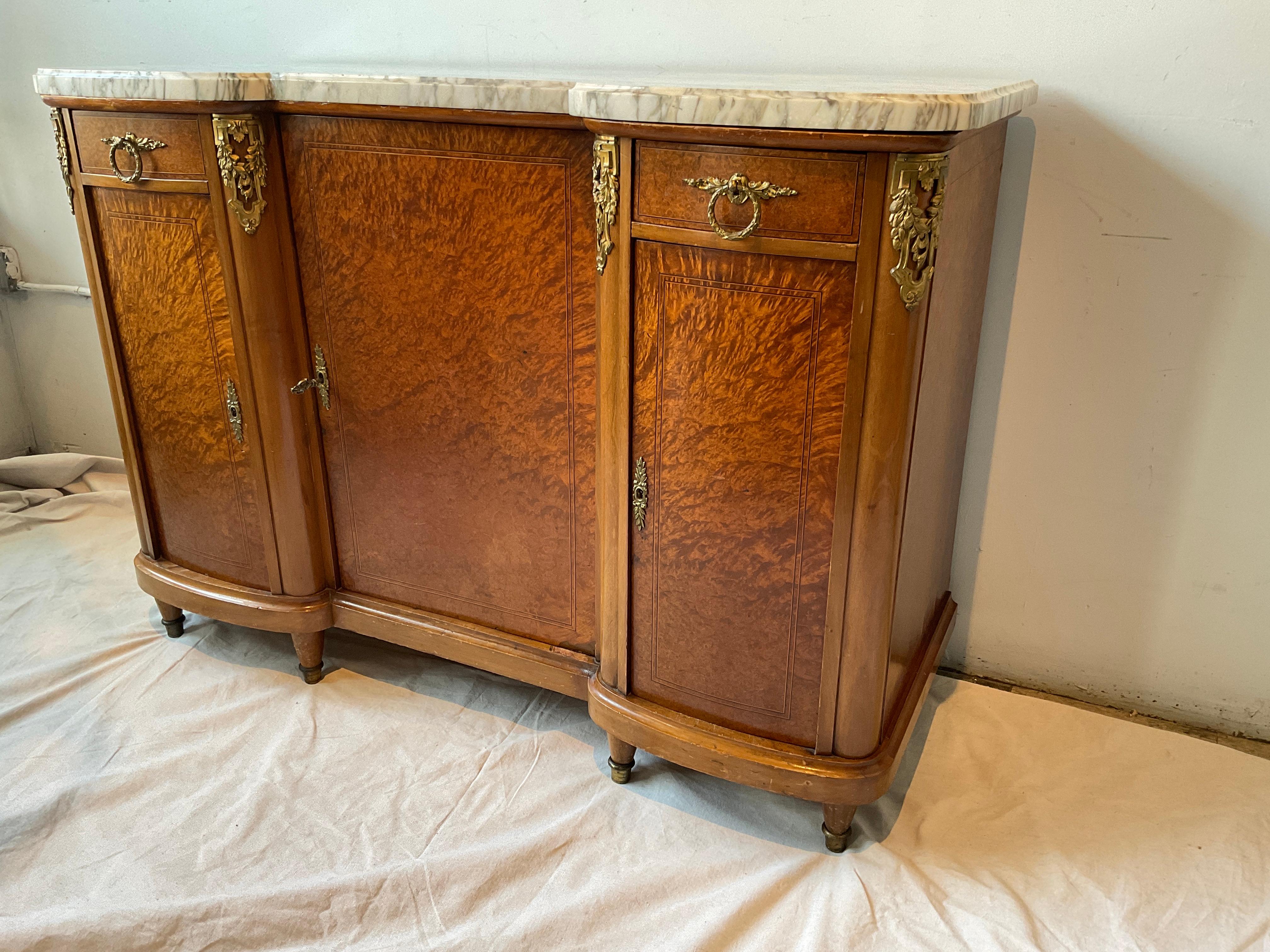 Inizio XX secolo Credenza francese degli anni '20 in legno di radica con piano in marmo in vendita