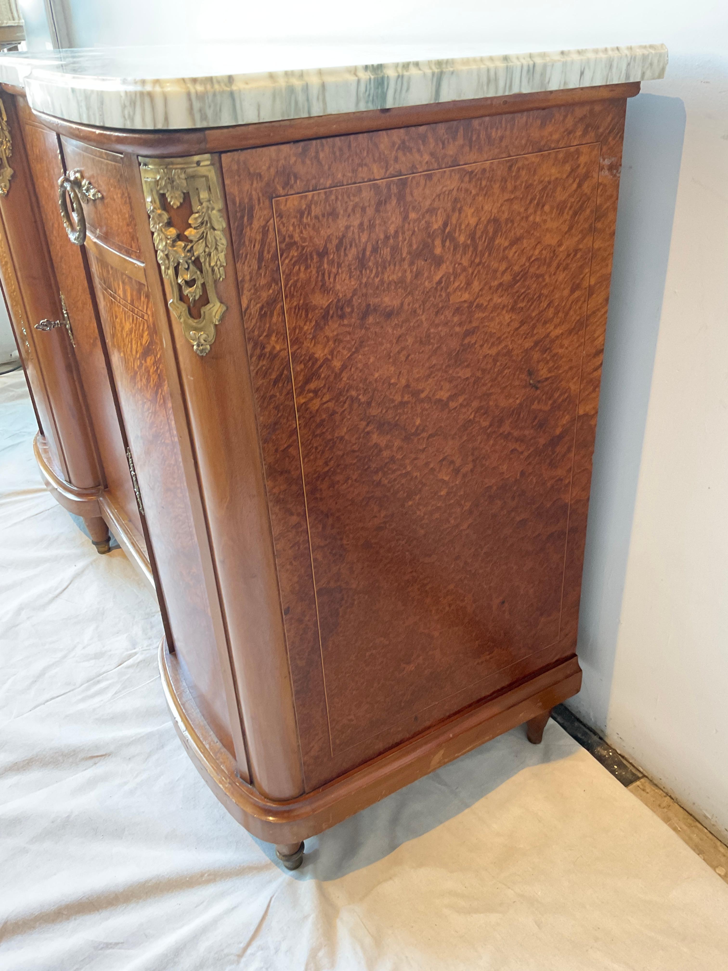 Legno Credenza francese degli anni '20 in legno di radica con piano in marmo in vendita