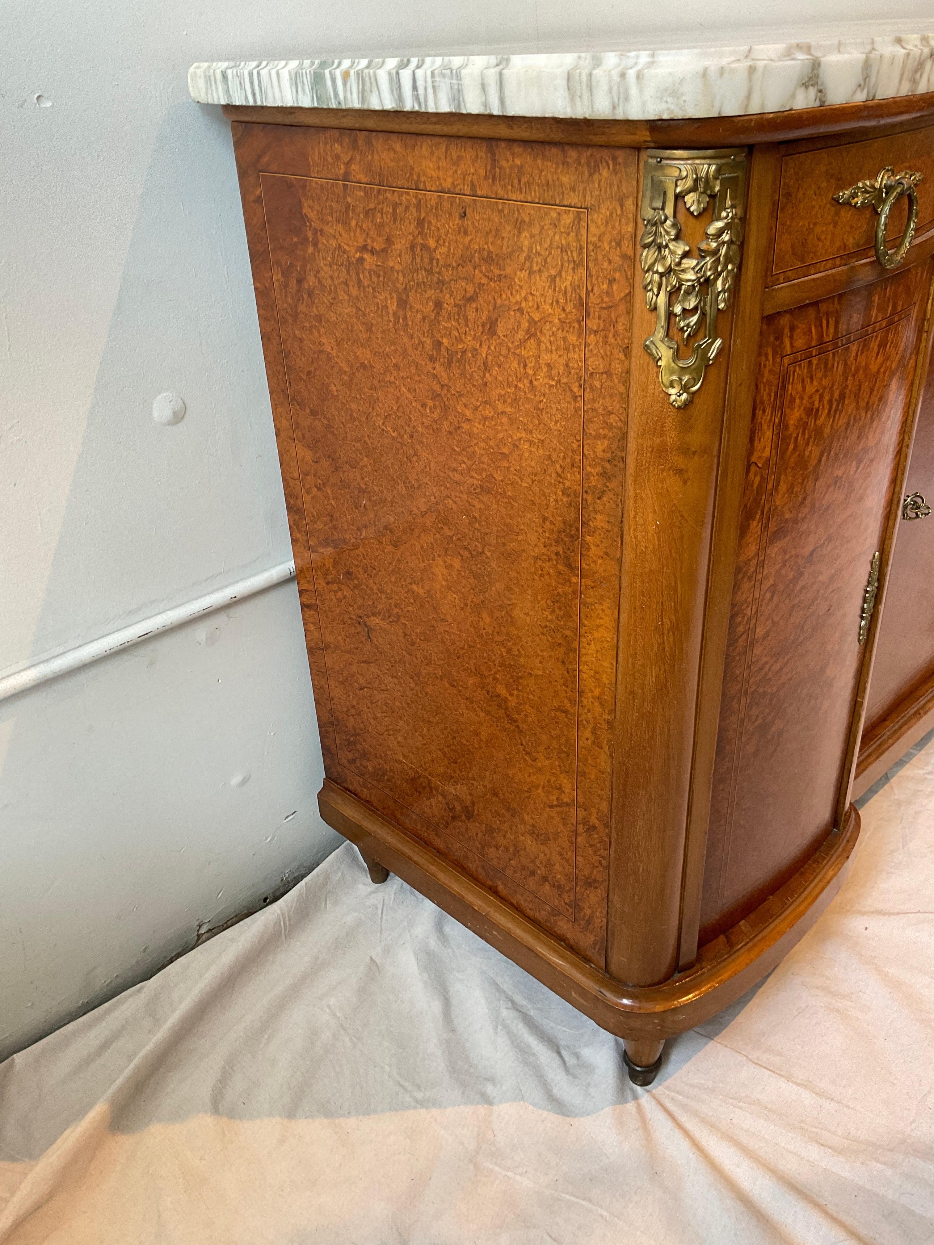 Credenza francese degli anni '20 in legno di radica con piano in marmo in vendita 1