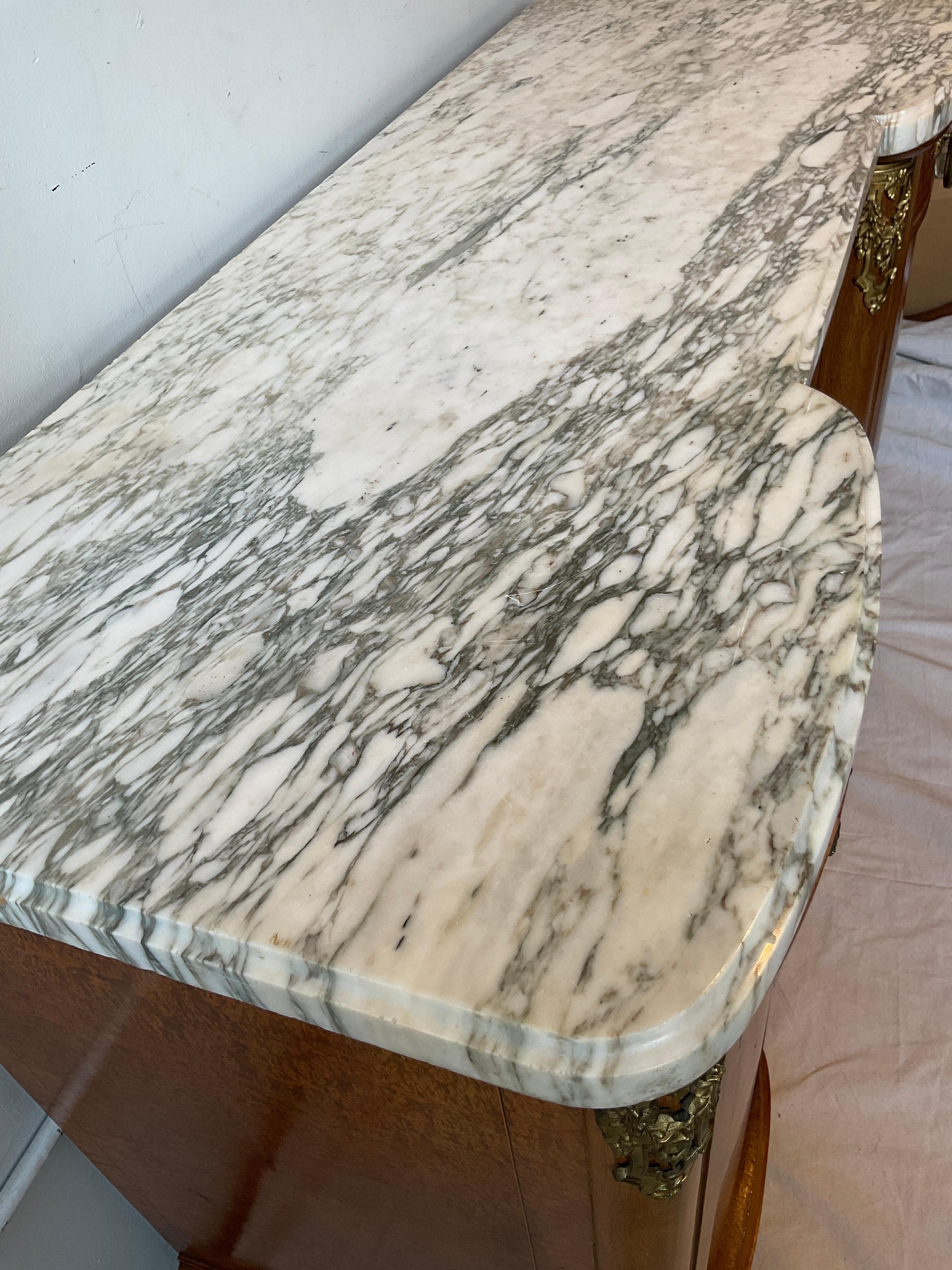 Credenza francese degli anni '20 in legno di radica con piano in marmo in vendita 2