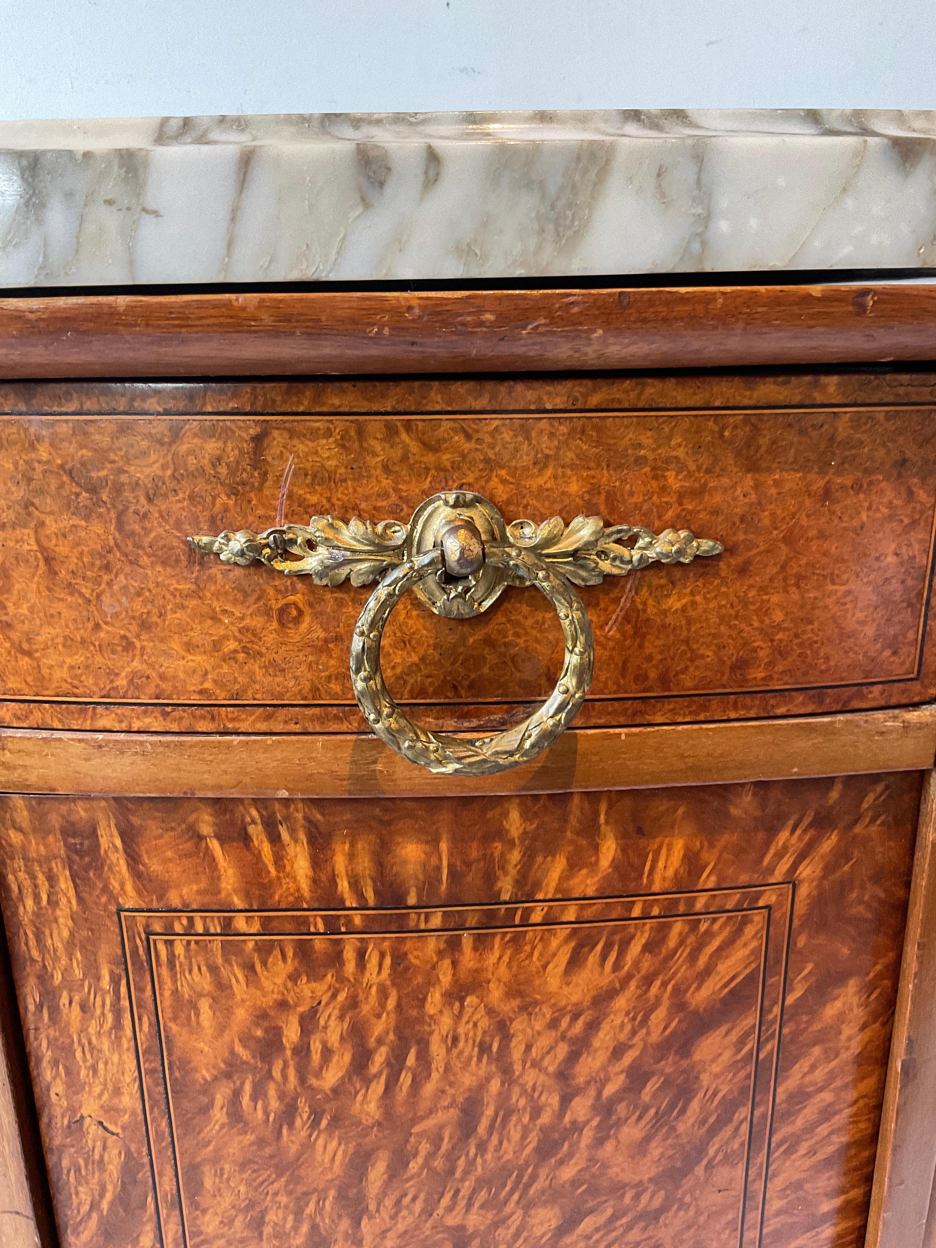 Credenza francese degli anni '20 in legno di radica con piano in marmo in vendita 3