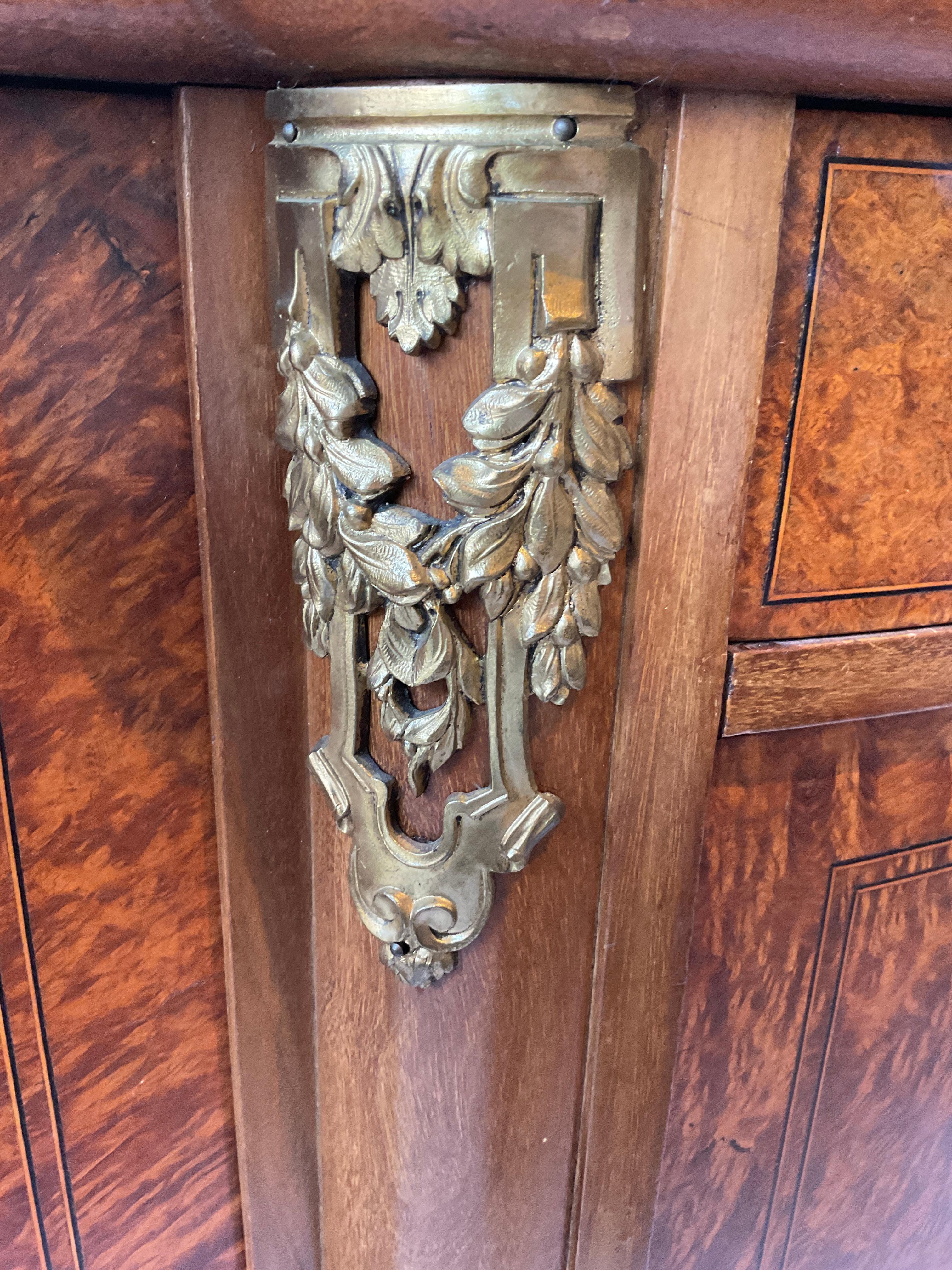 Credenza francese degli anni '20 in legno di radica con piano in marmo in vendita 4