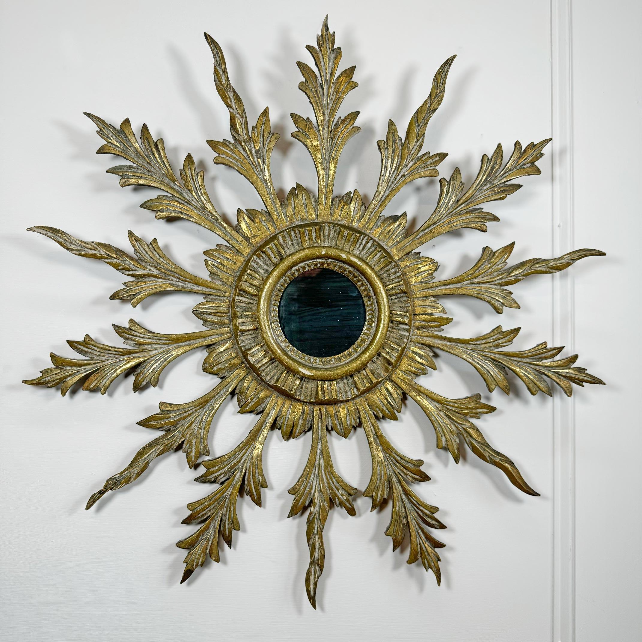Eine außergewöhnliche und seltene Hand geschnitzt Französisch sunburst Wandspiegel, aufwendig geschnitzten Sonnenstrahlen umkreisen die zentrale Spiegelplatte, eine feine Schicht von Gesso und vergoldeten Farbe auf der Oberfläche, aus dem frühen 20.