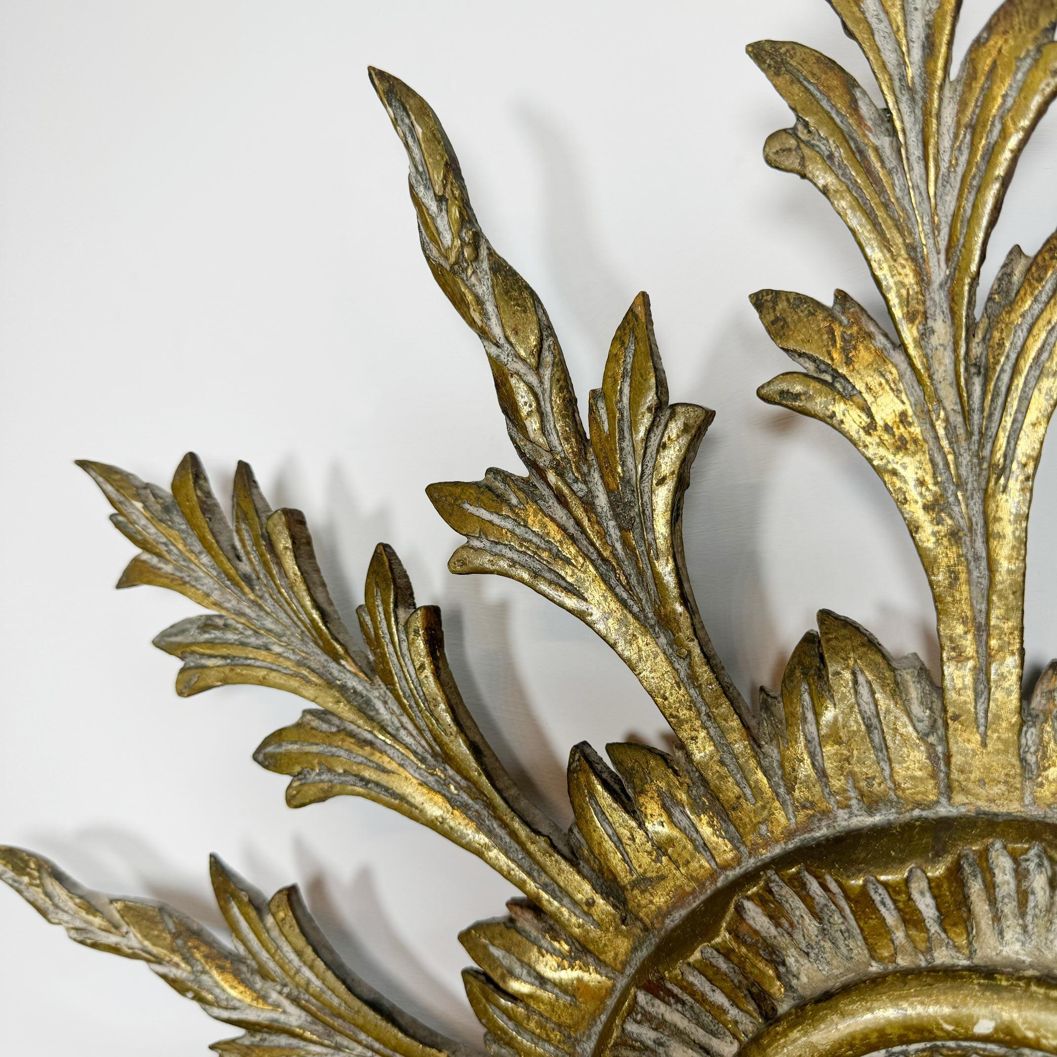 1920er Jahre Französisch geschnitzt Giltwood Sunburst Spiegel (Rokoko) im Angebot