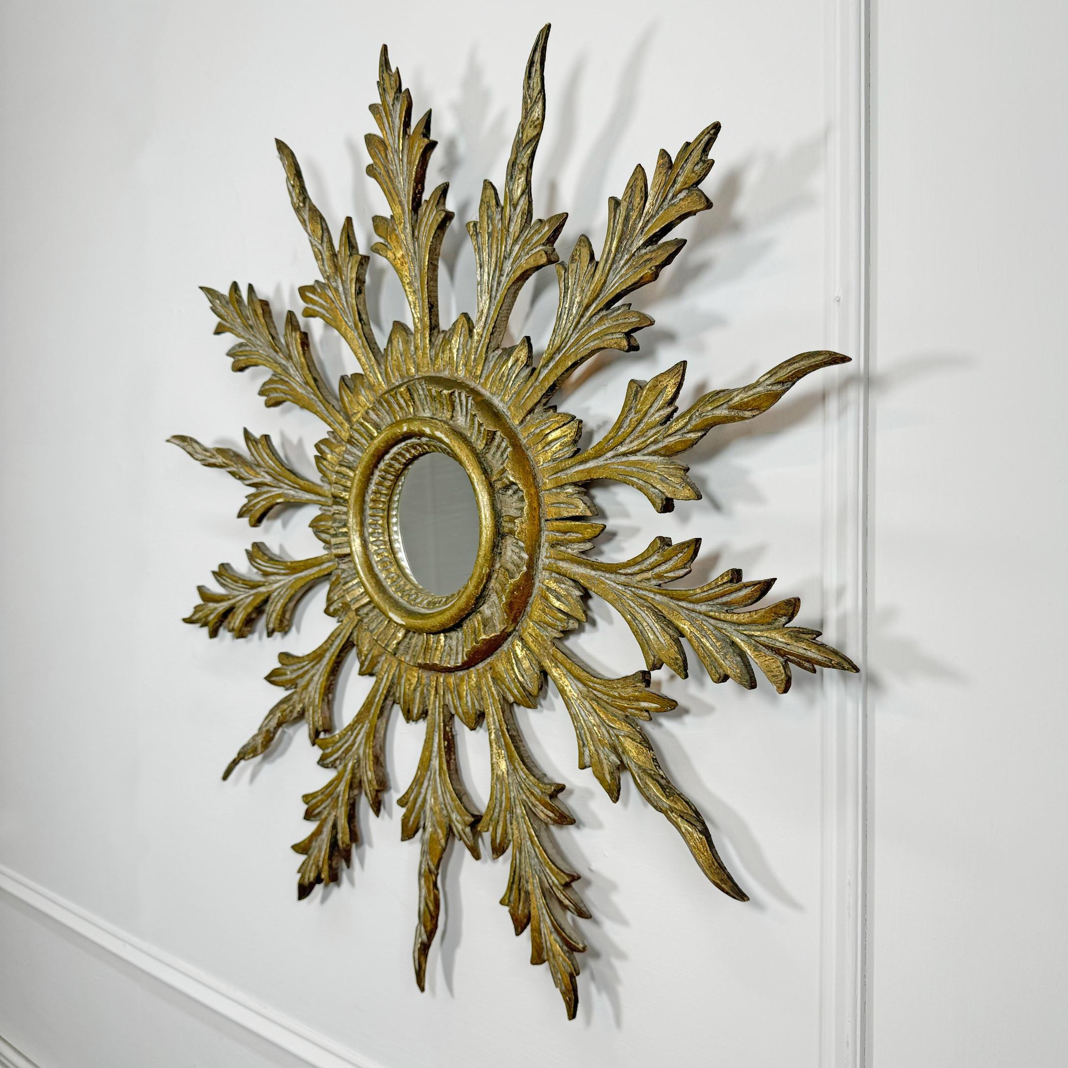 1920er Jahre Französisch geschnitzt Giltwood Sunburst Spiegel (Handgeschnitzt) im Angebot