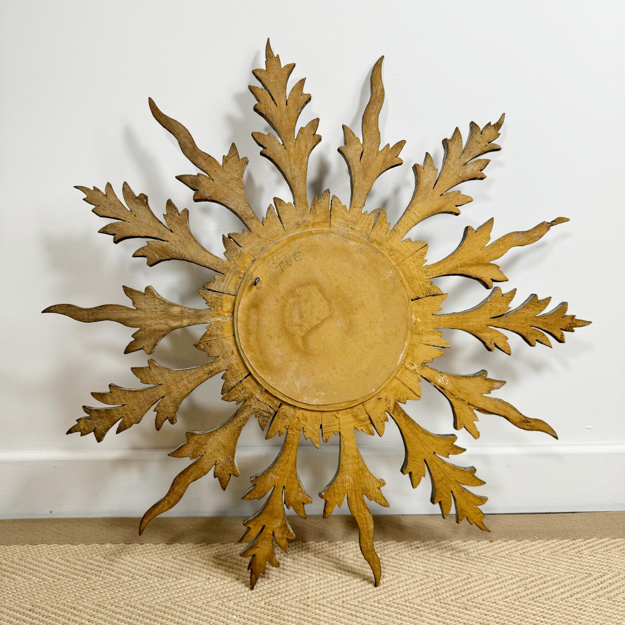 1920er Jahre Französisch geschnitzt Giltwood Sunburst Spiegel im Angebot 3