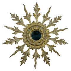 Espejo francés de madera dorada tallada de 1920 con rayos de sol