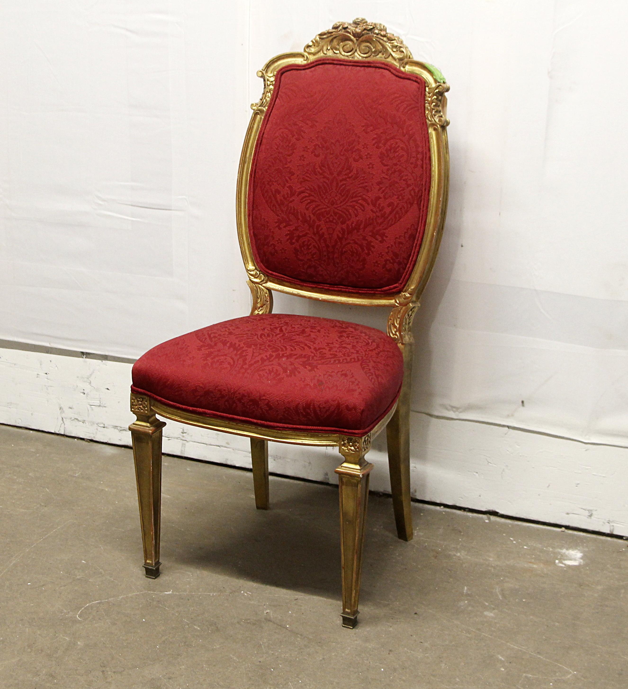 Französischer Stuhl im Stil der 1920er Jahre mit reichem, rotem, blumengemustertem Bezug und einem geschnitzten, verzierten und vergoldeten Holzrahmen. Es gibt kleinere Abnutzungserscheinungen durch Alter und Gebrauch. Bitte beachten Sie, dieser
