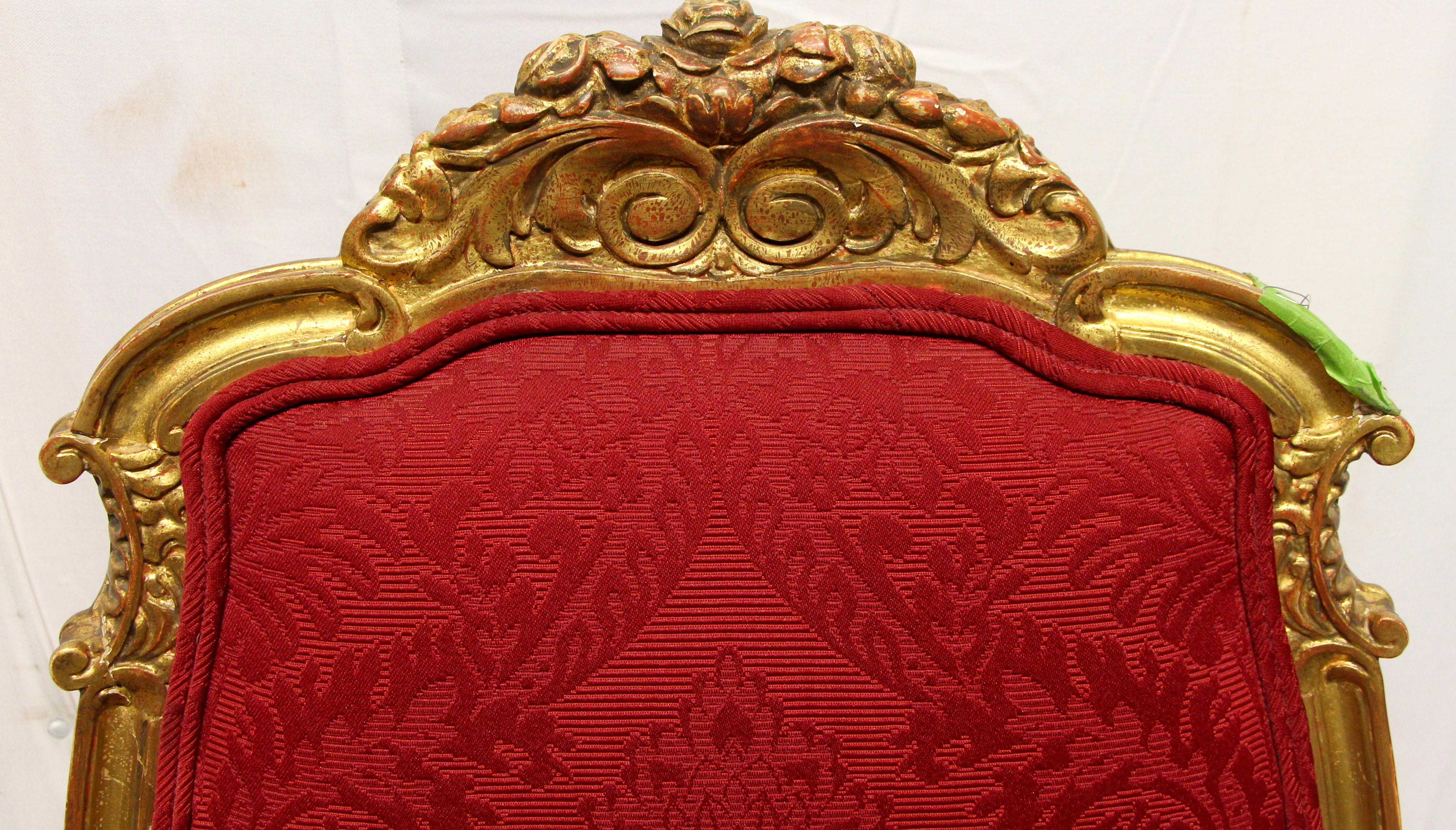 1920er Jahre Französisch Stuhl vergoldet geschnitzt Holzrahmen rot geblümt Polsterung (Vergoldet)