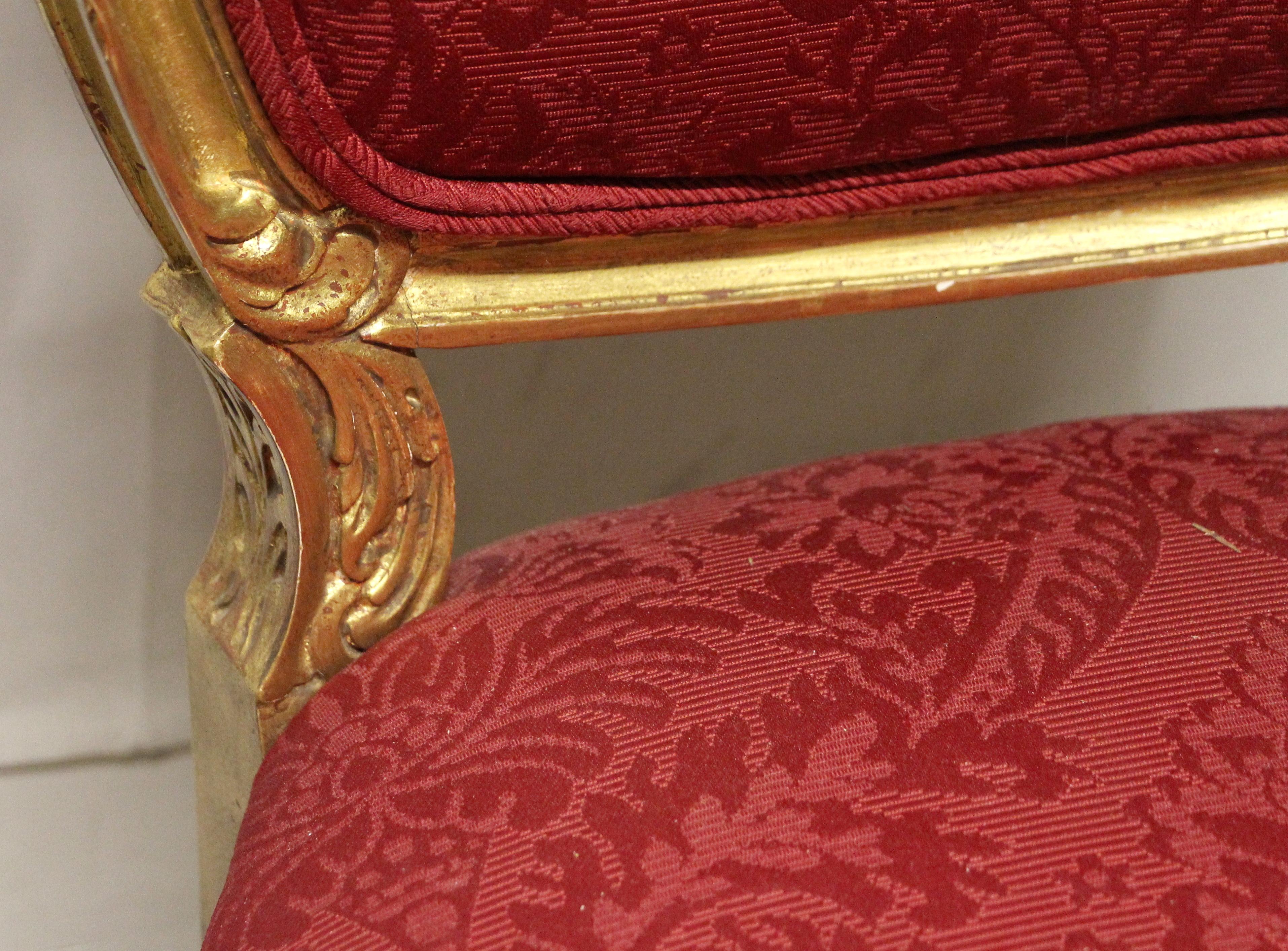1920er Jahre Französisch Stuhl vergoldet geschnitzt Holzrahmen rot geblümt Polsterung im Zustand „Gut“ in New York, NY