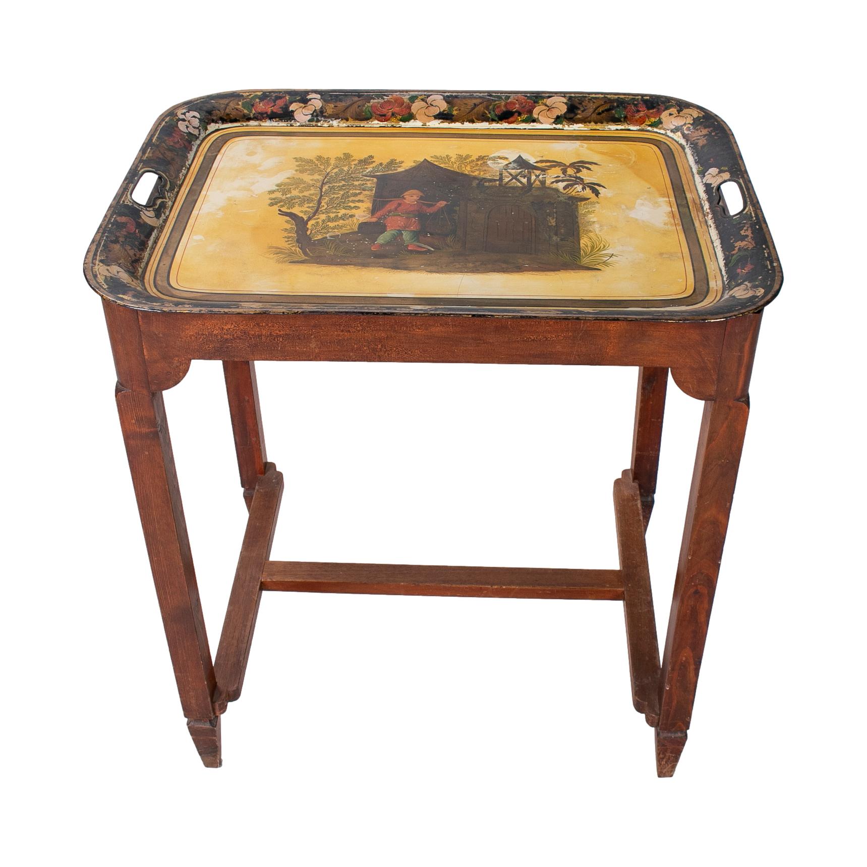 1920s French Chinoiserie Metallic Tray w/ Wooden Stand Table In Good Condition For Sale In Marbella, ES