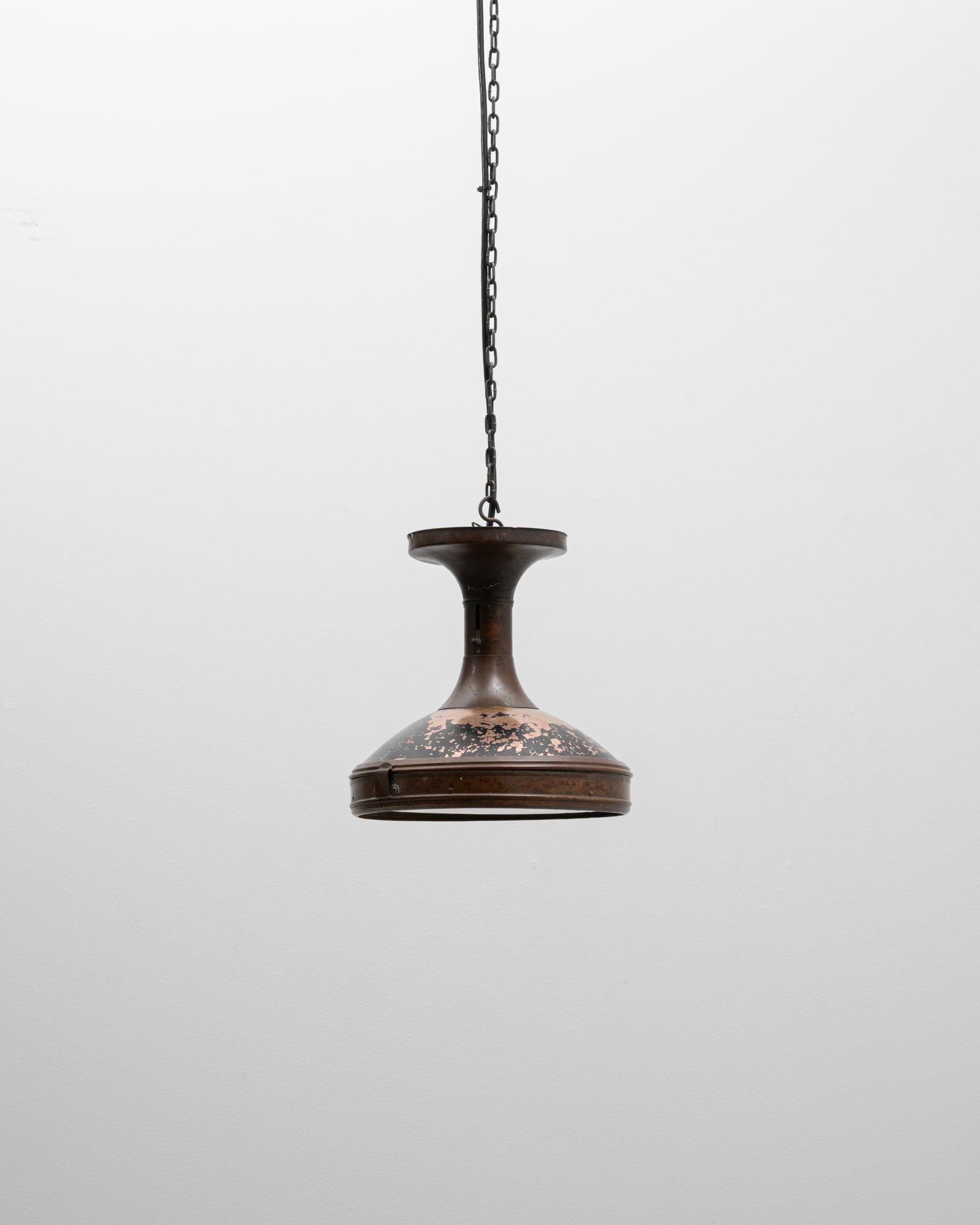 Esta lámpara colgante industrial francesa de cobre de los años 20 capta el carácter utilitario y el atractivo perdurable de la iluminación de taller de principios del siglo XX. Fabricada en cobre, la pantalla tiene forma de embudo acampanado con una