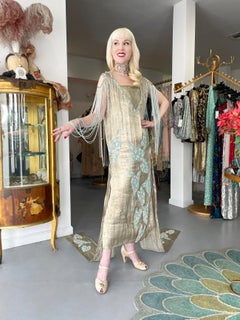 Robe de flapper à traîne en lamé d'or métallisé de la Couture française des années 1920, ornée de perles et de motifs de feuilles