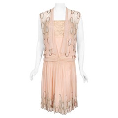 Vestido de flapper de seda y gasa con estampado de lunares de los años 20 de alta costura francesa rosa palo