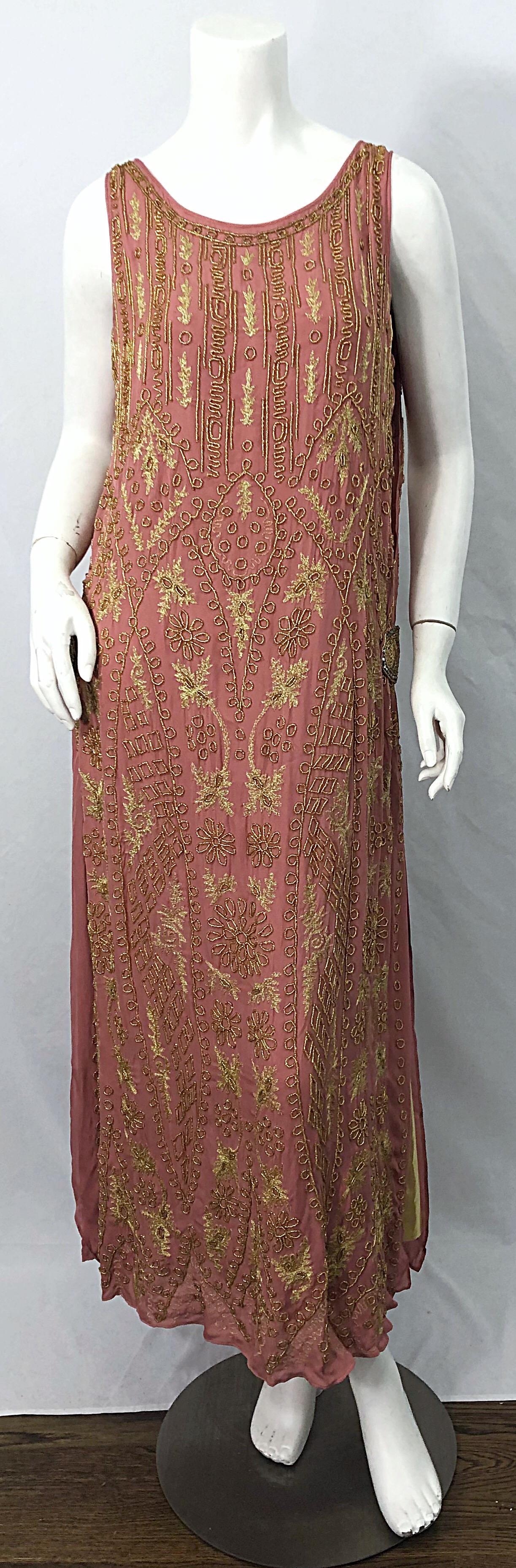 Phenomenal 1920er Jahre Französisch Couture rosa und gold Perlen Gatsby-Stil Flapper Kleid ! Es ist in einem wunderschönen Roséton gehalten und hat goldene Lamellen an jedem Schlitz. Strassbesetzte Schnallendetails an jeder Hüfte. Wird einfach über