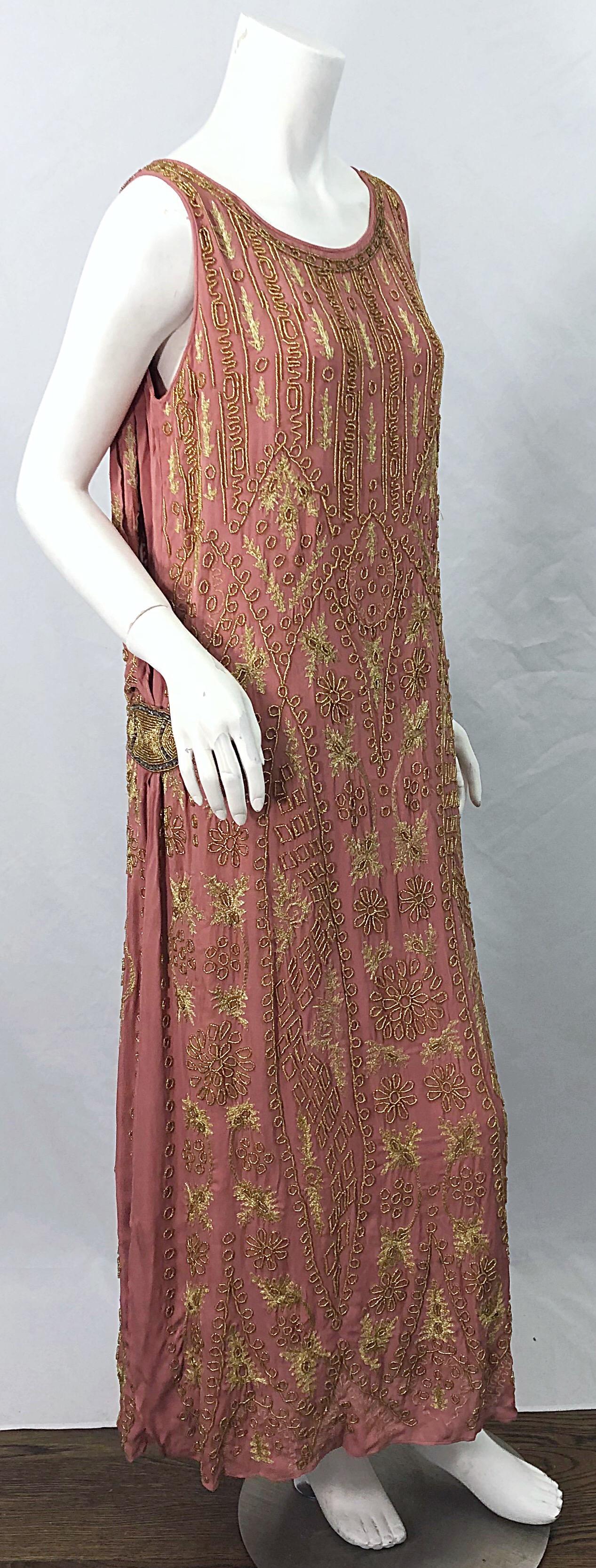 Marron Gatsby Robe de soirée vintage haute couture française rose et or avec perles (années 1920) en vente