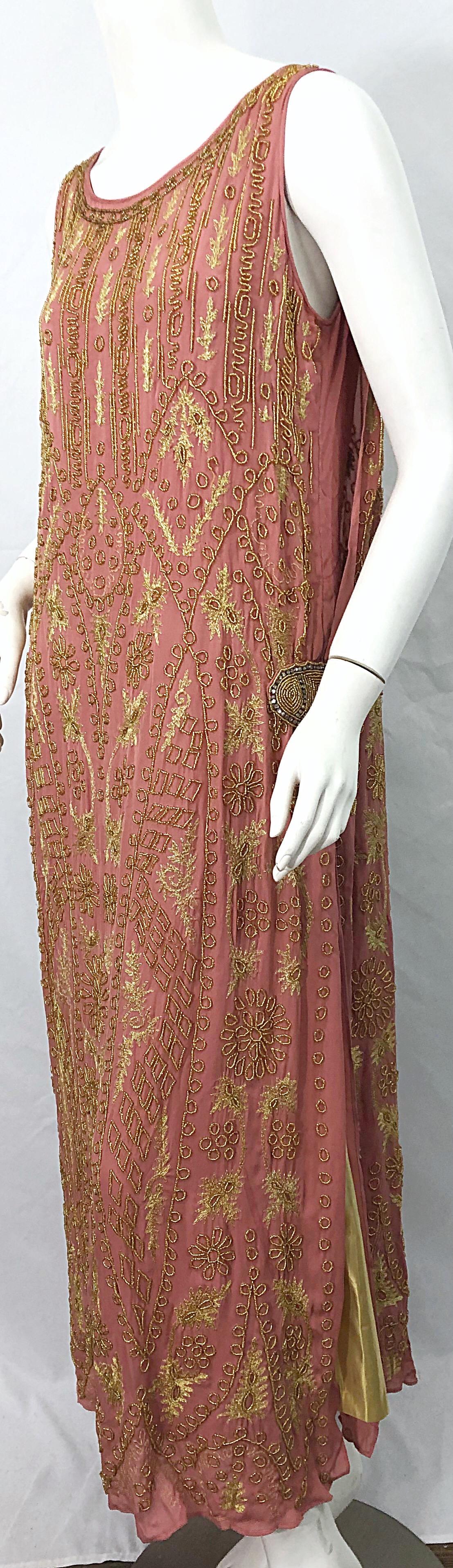 1920er Jahre Französische Couture Rosa + Gold Perlen Gatsby Roaring 20er Jahre Vintage Flapper Kleid im Zustand „Hervorragend“ in San Diego, CA