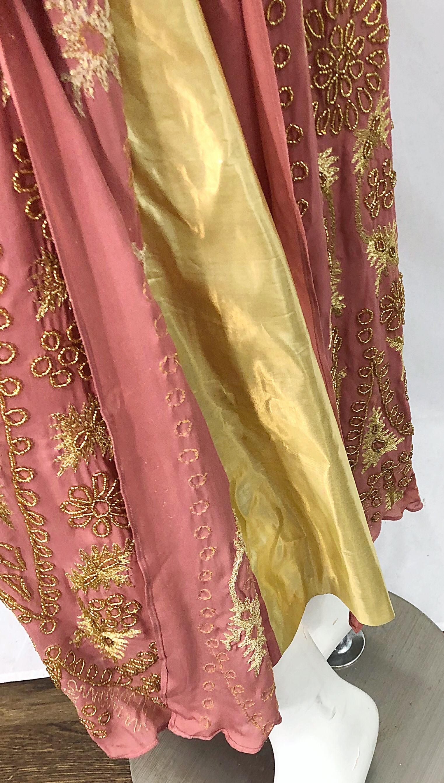 Gatsby Robe de soirée vintage haute couture française rose et or avec perles (années 1920) en vente 1