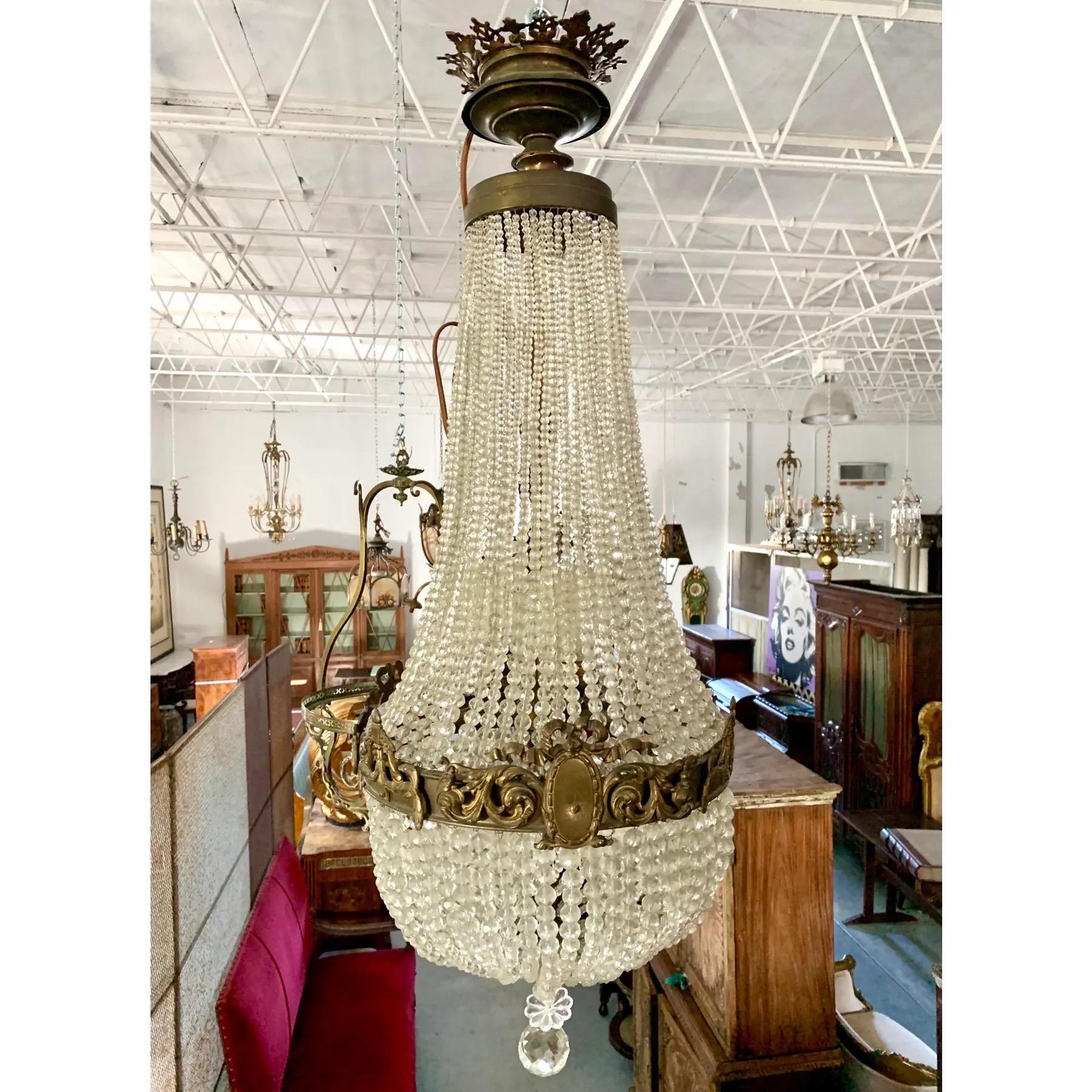 1920’s French Crystal & Brass Chandelier Francés en venta