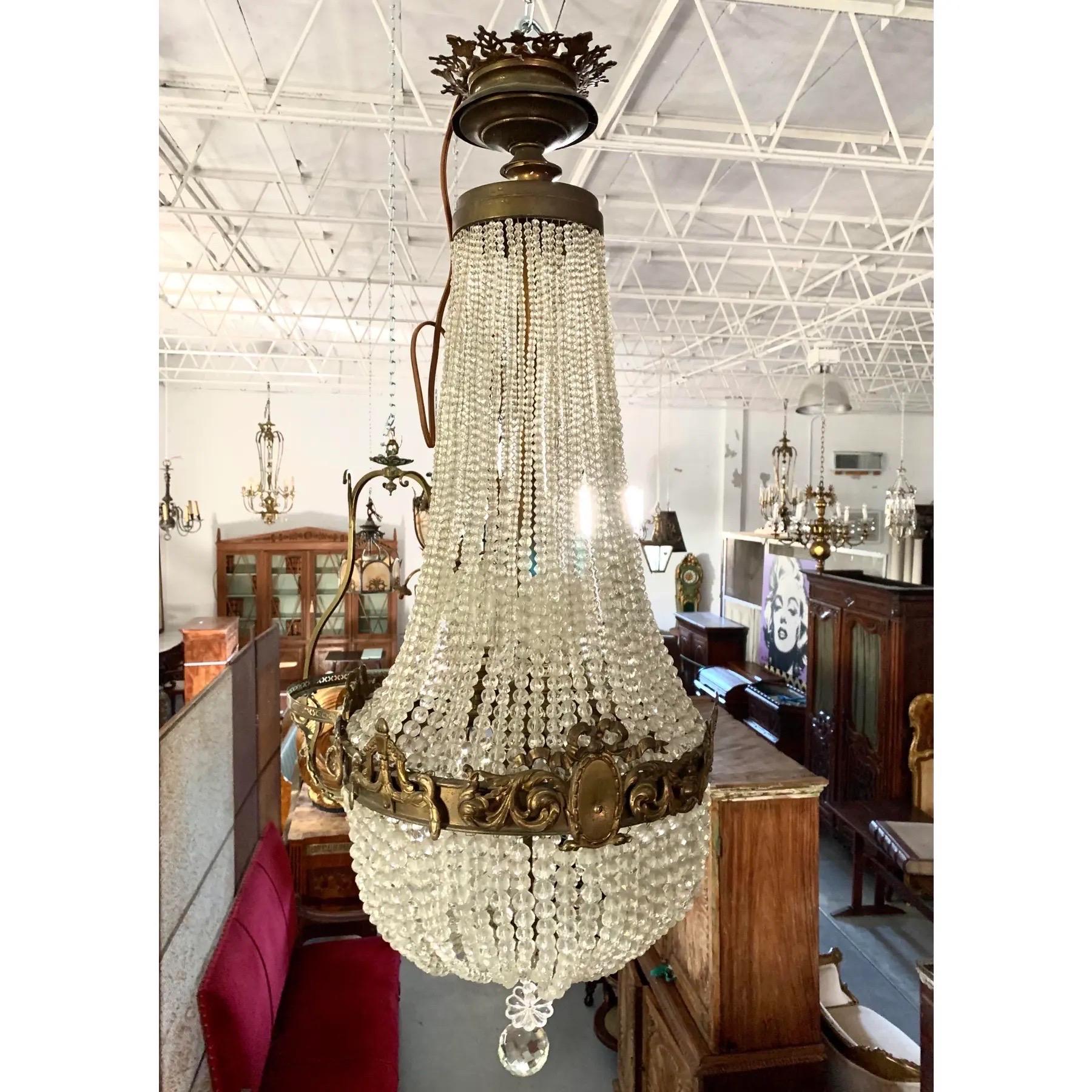 1920’s French Crystal & Brass Chandelier en Bueno estado para la venta en Sarasota, FL