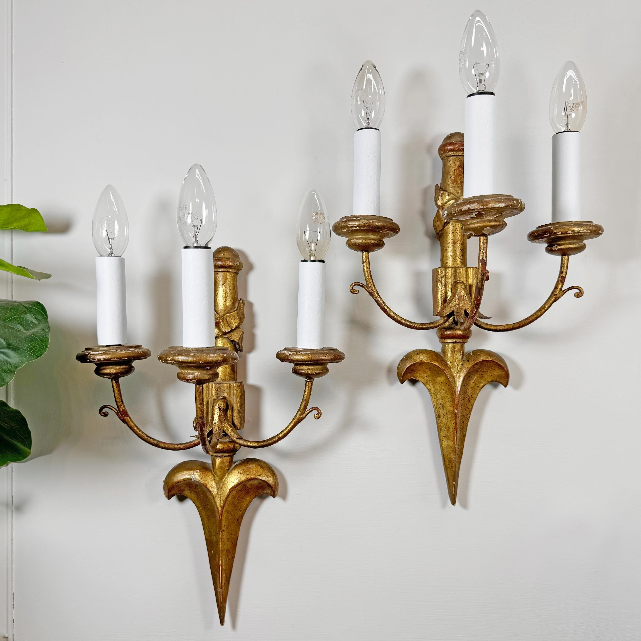 Maravillosa pareja de apliques de estilo Imperio francés de 1920, en madera dorada y hierro dorado, cada aplique con tres pequeños portalámparas de rosca (e14). Totalmente recableado y probado y listo para usar.

Altura 40,5 cm x Anchura 26,5 cm x