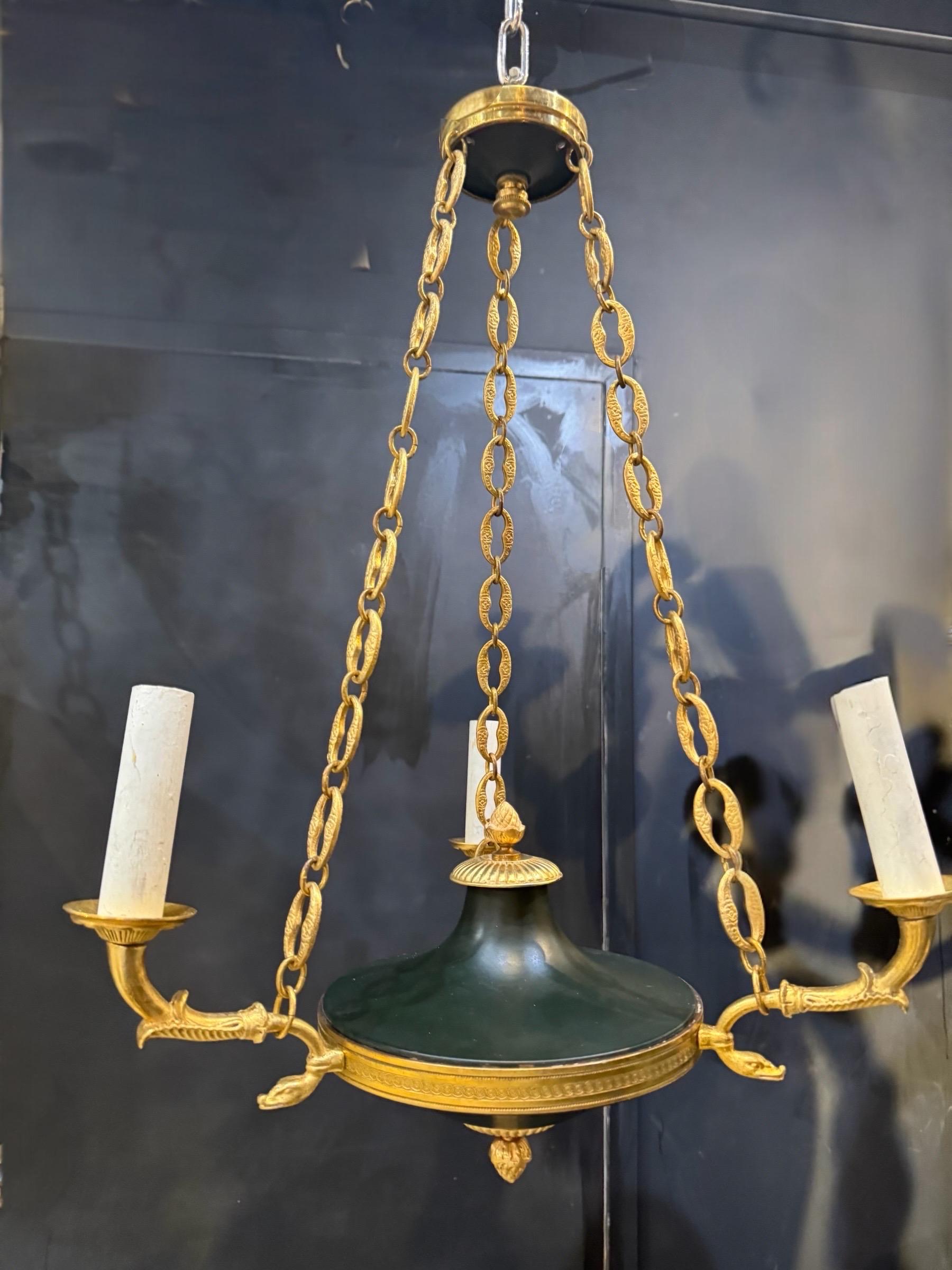 Francese Piccolo lampadario impero francese del 1920 a 3 luci in vendita
