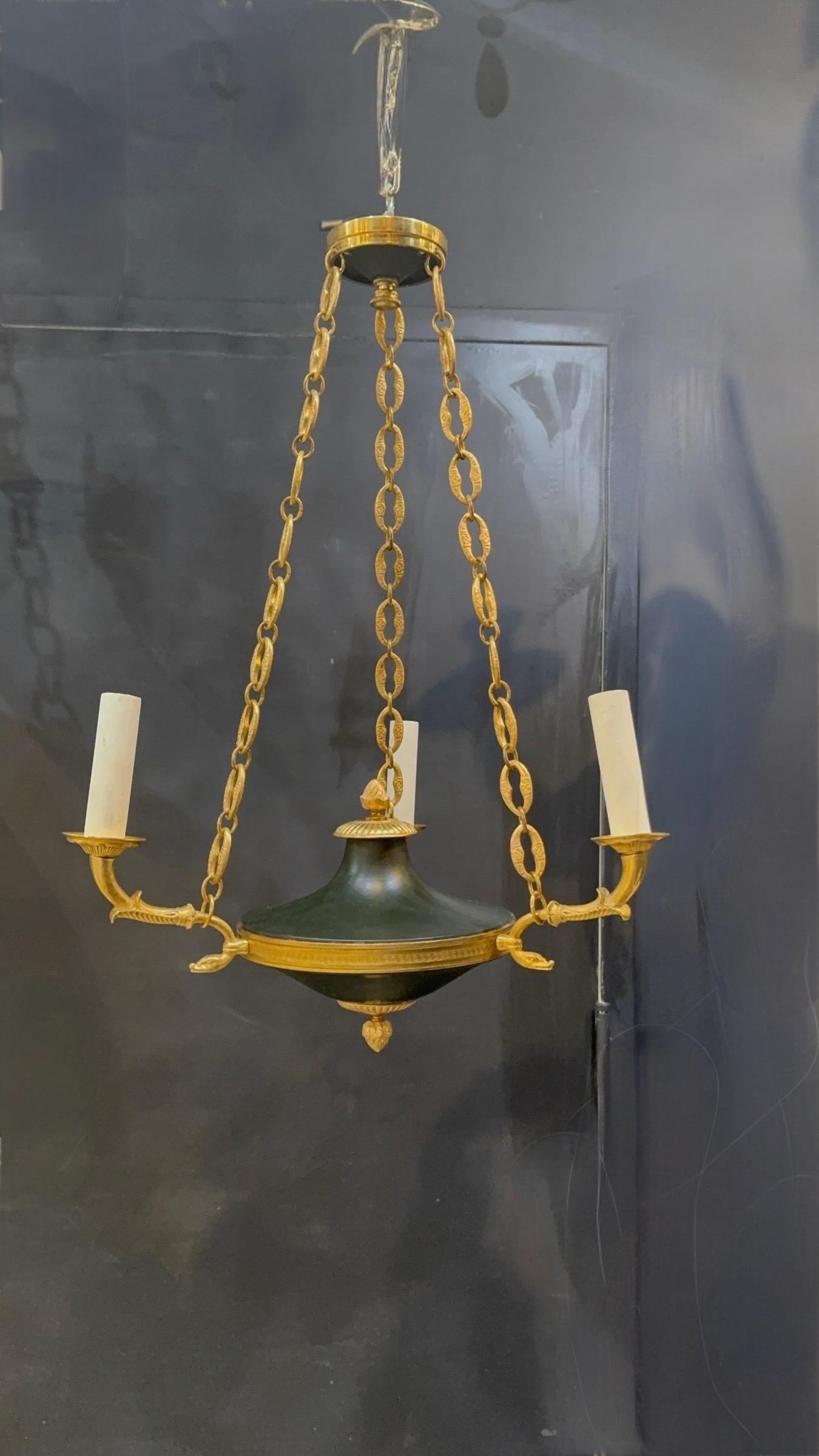Piccolo lampadario impero francese del 1920 a 3 luci In condizioni buone in vendita a New York, NY