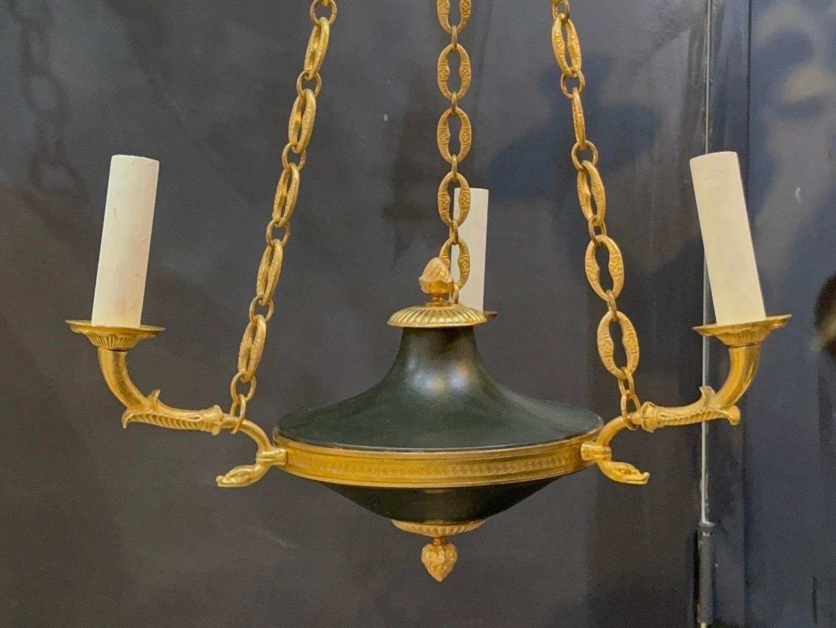 Inizio XX secolo Piccolo lampadario impero francese del 1920 a 3 luci in vendita