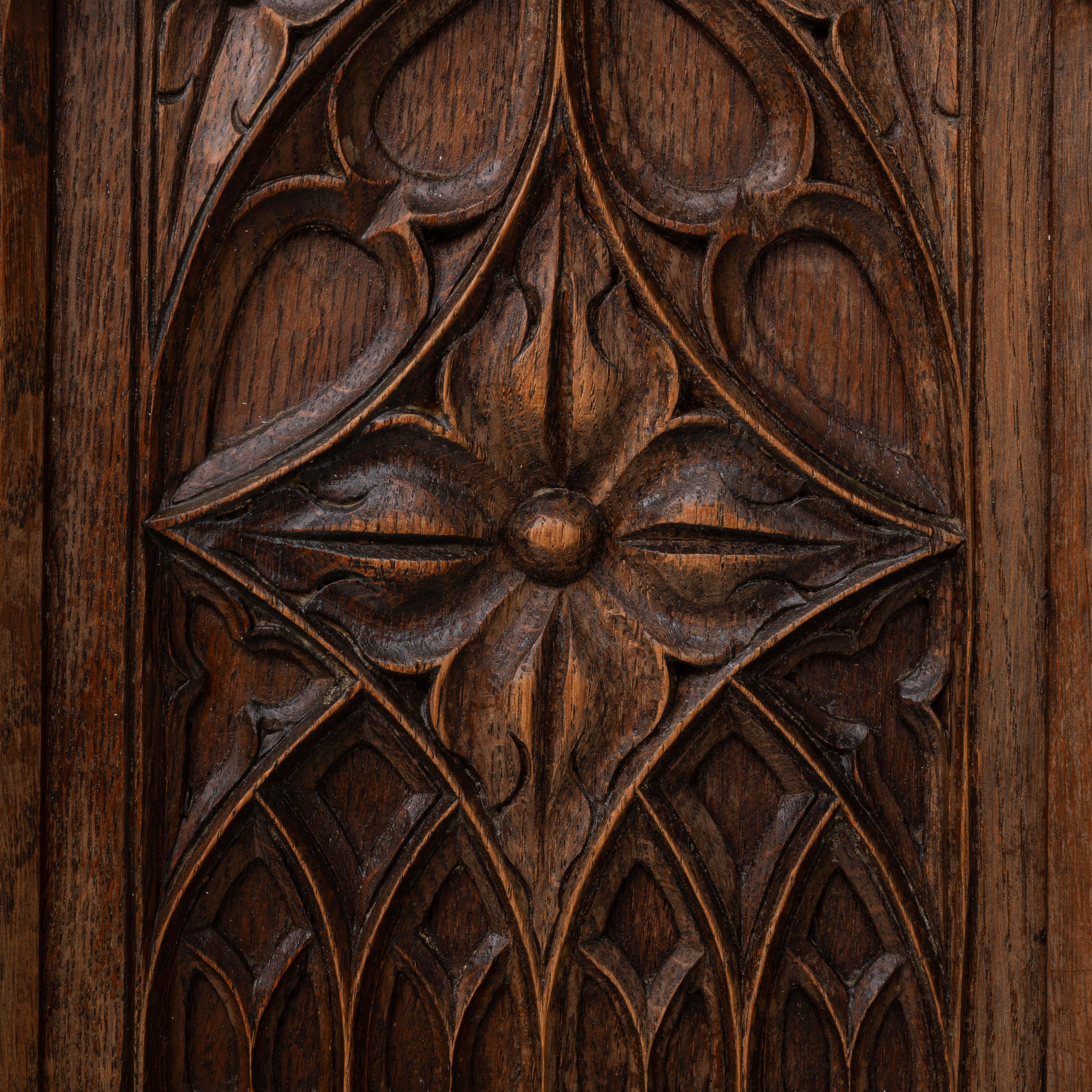 Armadio gotico francese degli anni '20 in Oak con patina originale in vendita 4