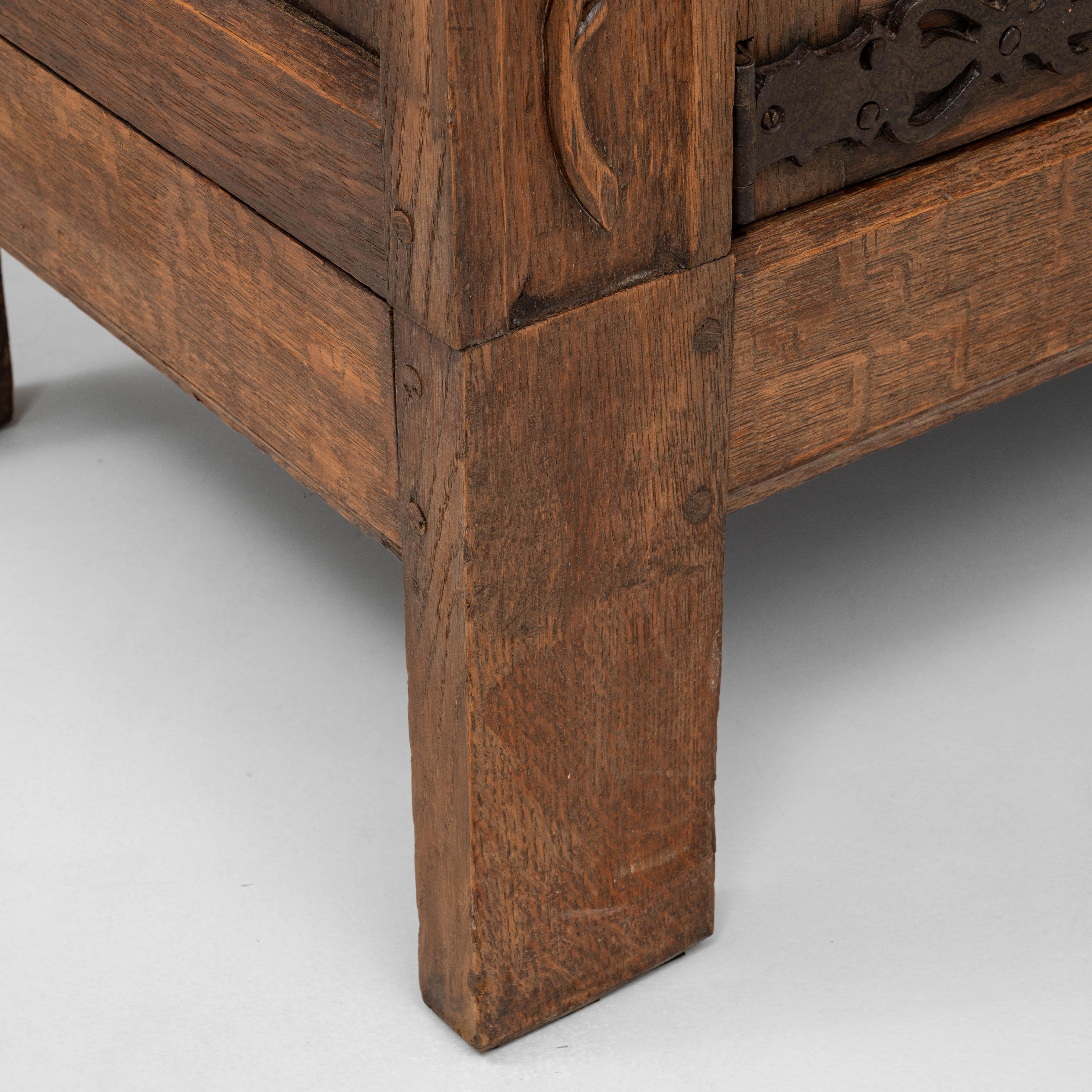 Armadio gotico francese degli anni '20 in Oak con patina originale in vendita 6