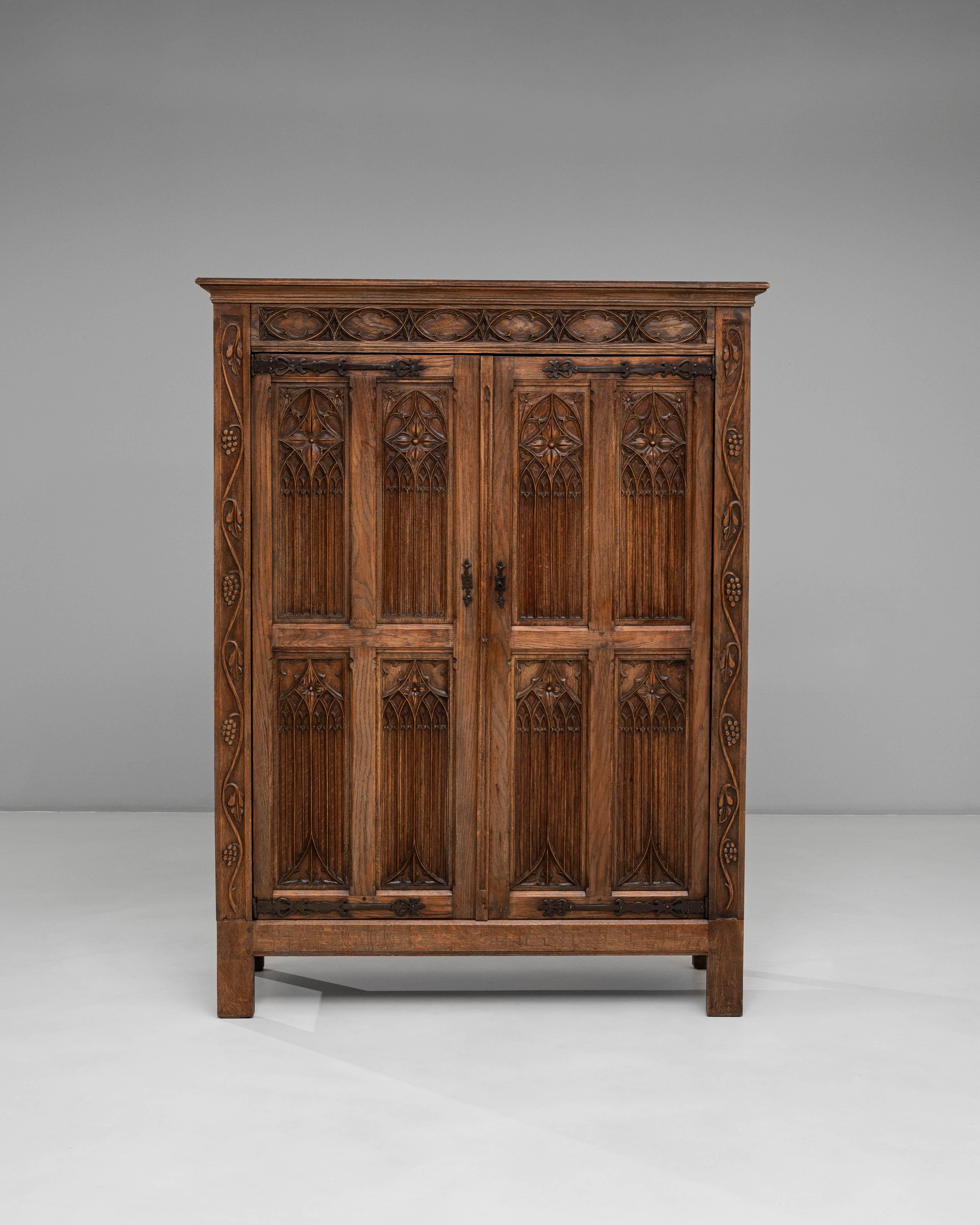 Armadio gotico francese degli anni '20 in Oak con patina originale in vendita 8